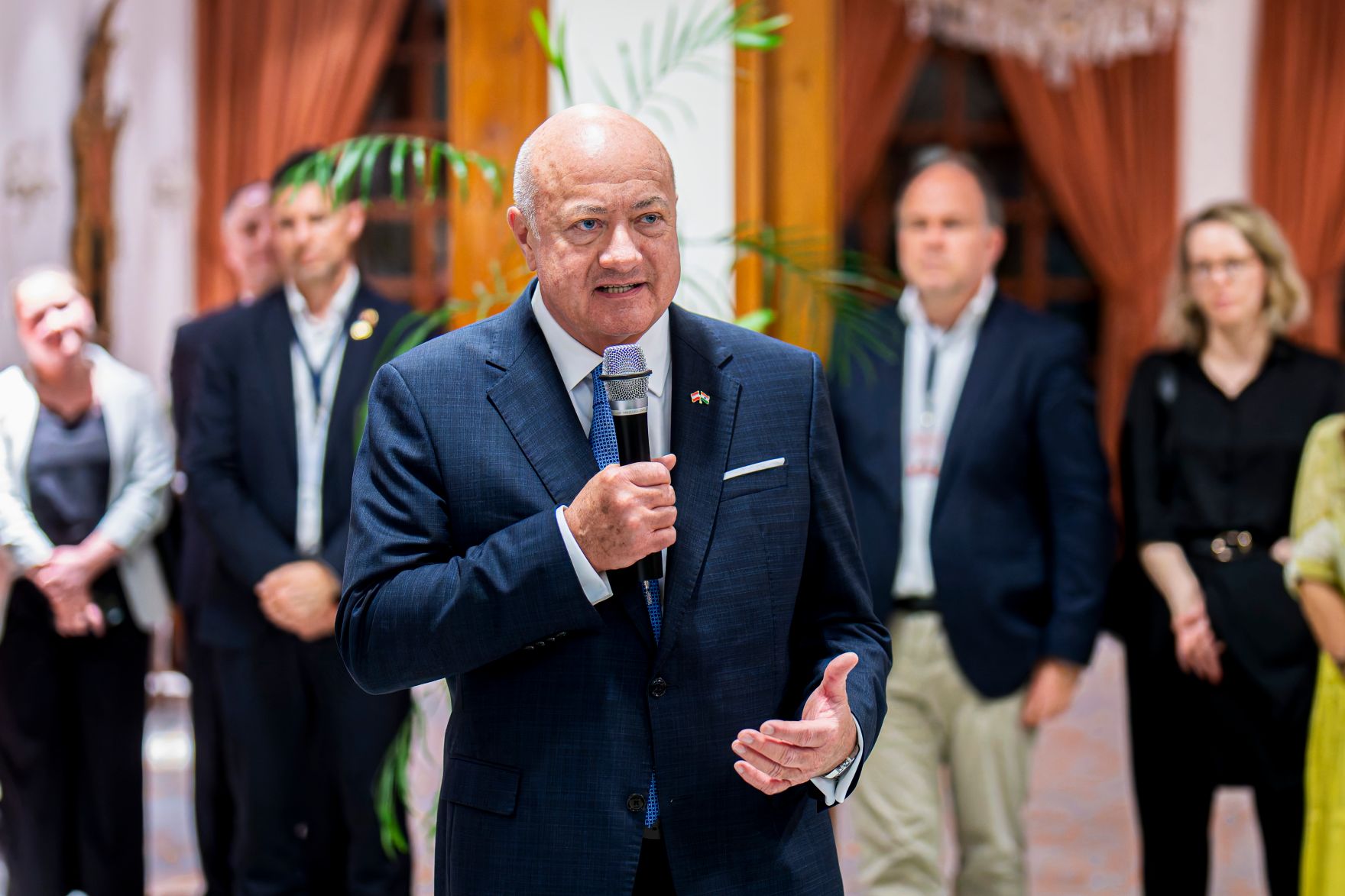 Am 15. April 2026 reiste Bundeskanzler Christian Stocker (m.) zu einem mehrt&auml;gigem Arbeitsbesuch nach Indien. Im Bild beim Empfang in der &ouml;sterreichischen Botschaft.