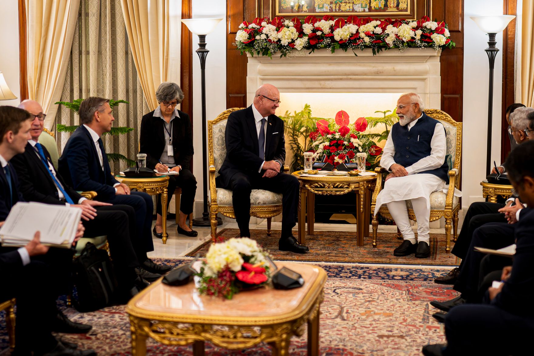 Am 16. April 2026 setzte Bundeskanzler Christian Stocker (5.v.l.) seinen mehrt&auml;gigem Arbeitsbesuch in Indien fort. Im Bild mit Bundesminister Wolfgang Hattmannsdorfer (3.v.l.) beim Arbeitsgespr&auml;ch mit dem Premierminister von Indien Narendra Modi (6.v.l.).