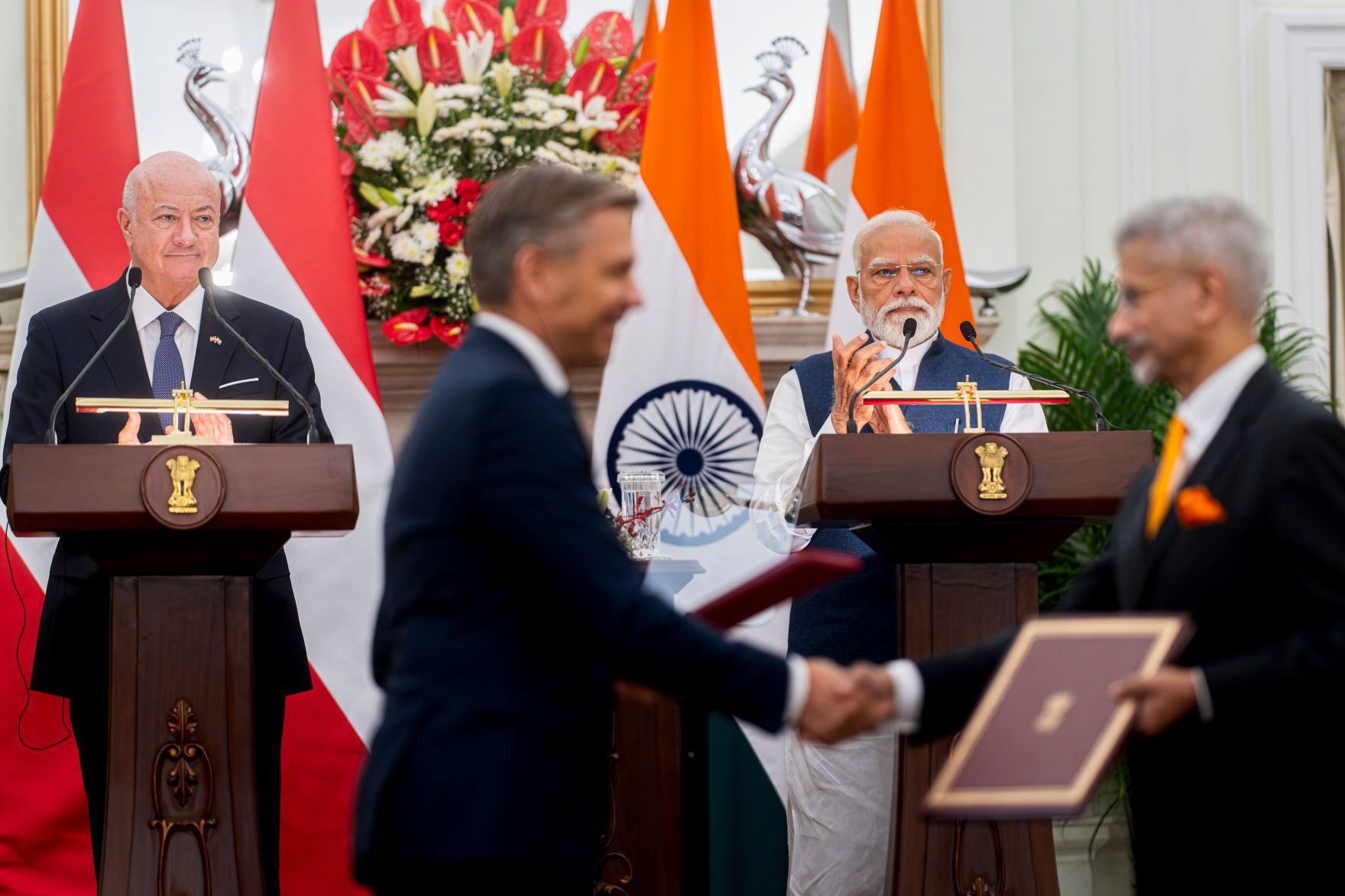 Am 16. April 2026 setzte Bundeskanzler Christian Stocker (l.) seinen mehrt&auml;gigem Arbeitsbesuch in Indien fort. Im Bild mit Bundesminister Wolfgang Hattmannsdorfer (2.v.l.) und dem Premierminister von Indien Narendra Modi (2.v.r.) bei der anschlie&szlig;enden Pressekonferenz.