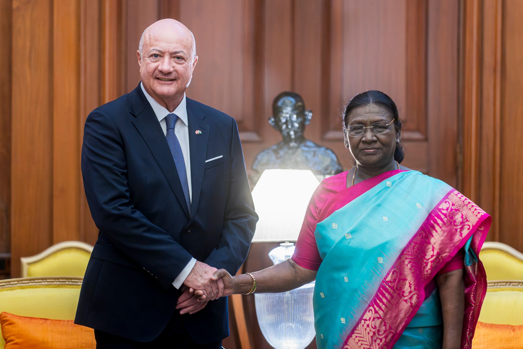 Am 16. April 2026 setzte Bundeskanzler Christian Stocker (l.) seinen mehrt&auml;gigem Arbeitsbesuch in Indien fort. Im Bild bei einem Arbeitsgespr&auml;ch mit der Pr&auml;sidentin von Indien Draupadi Murmu (r.).