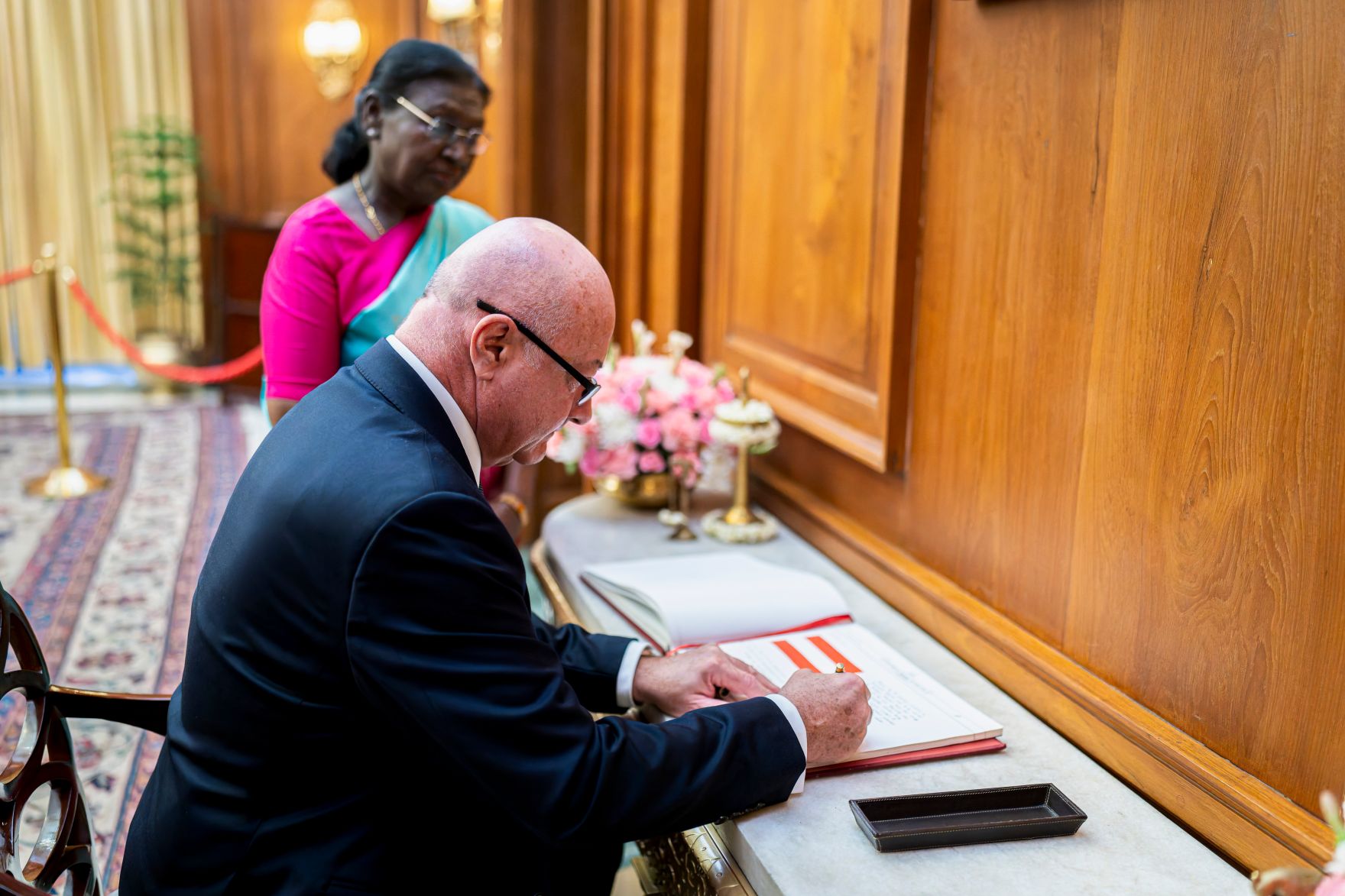 Am 16. April 2026 setzte Bundeskanzler Christian Stocker (r.) seinen mehrt&auml;gigem Arbeitsbesuch in Indien fort. Im Bild bei einem Arbeitsgespr&auml;ch mit der Pr&auml;sidentin von Indien Draupadi Murmu (l.).
