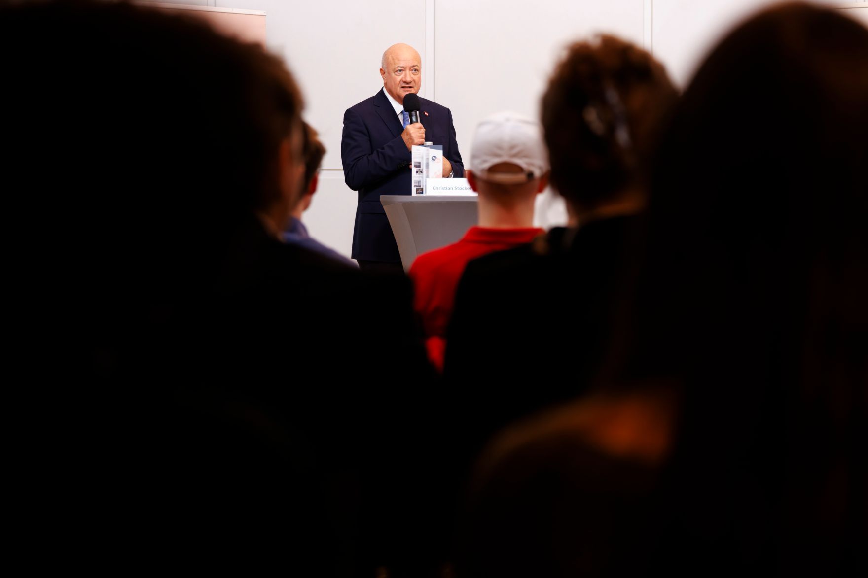 Am 20. April 2026 nahm Bundeskanzler Christian Stocker (im Bild) am Austausch mit Jugendlichen im Rahmen des &bdquo;Politics &amp; Education&ldquo; Programms teil.