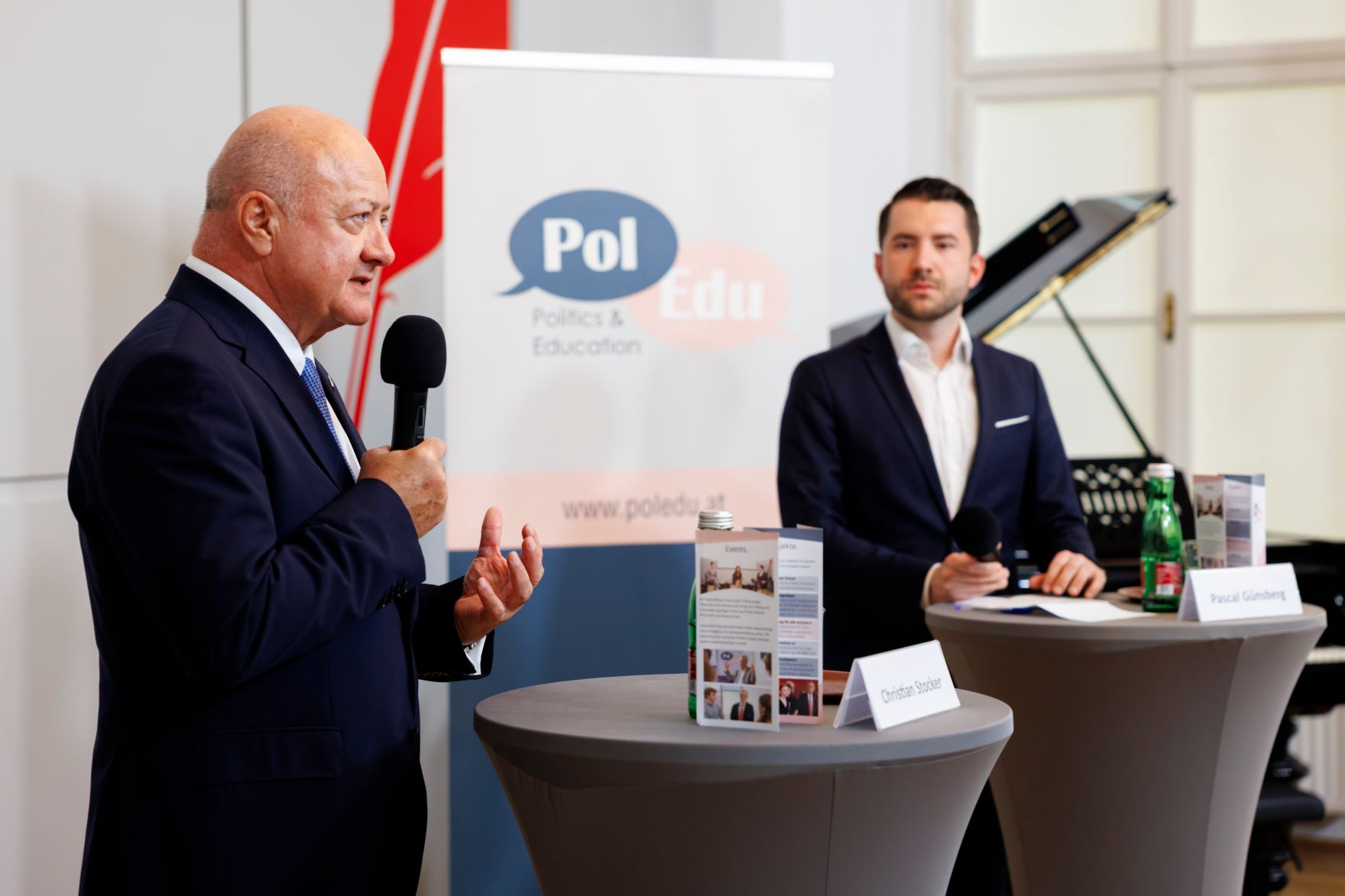 Am 20. April 2026 nahm Bundeskanzler Christian Stocker (l.) am Austausch mit Jugendlichen im Rahmen des &bdquo;Politics &amp; Education&ldquo; Programms teil.