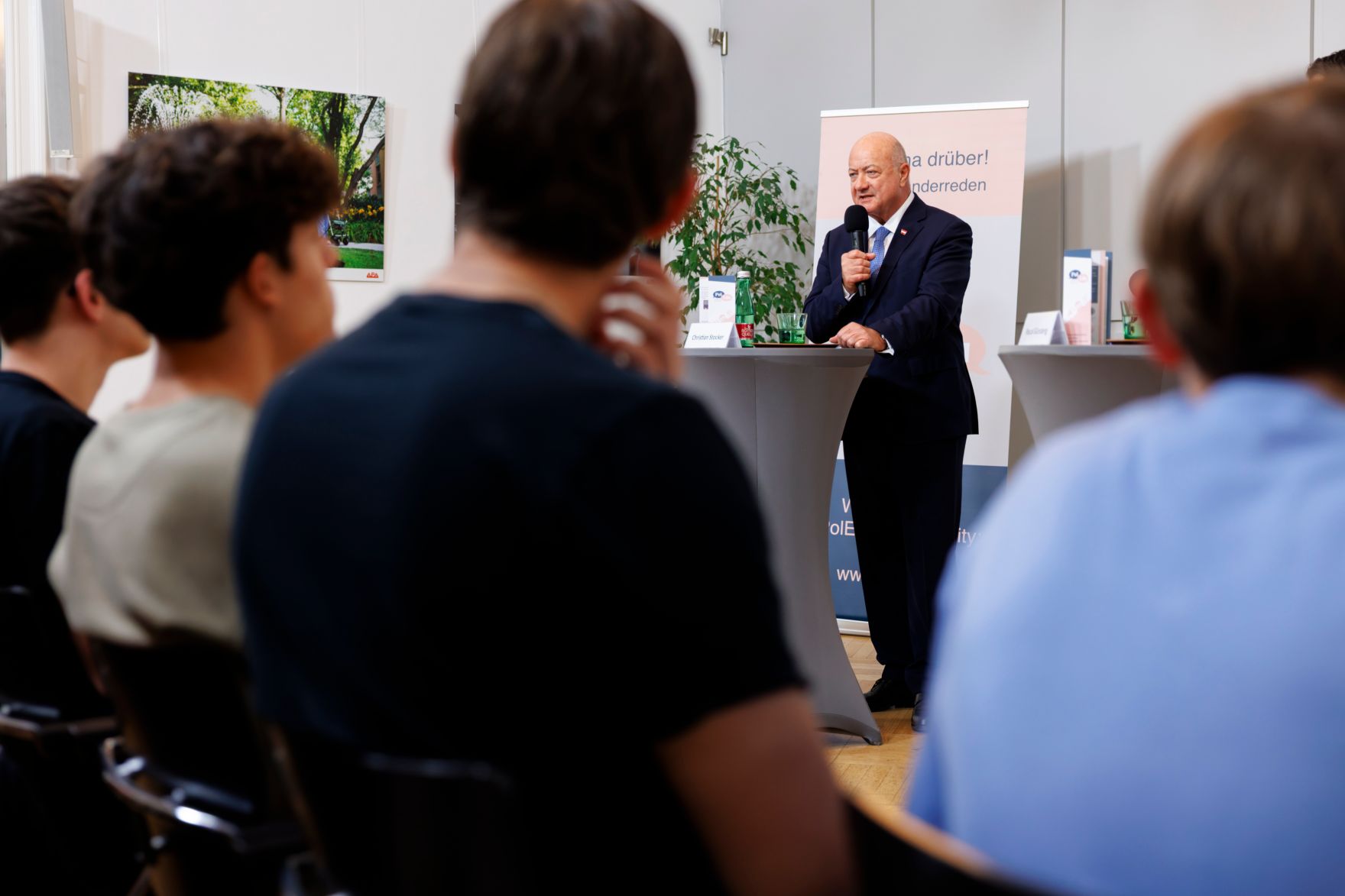 Am 20. April 2026 nahm Bundeskanzler Christian Stocker (im Bild) am Austausch mit Jugendlichen im Rahmen des &bdquo;Politics &amp; Education&ldquo; Programms teil.