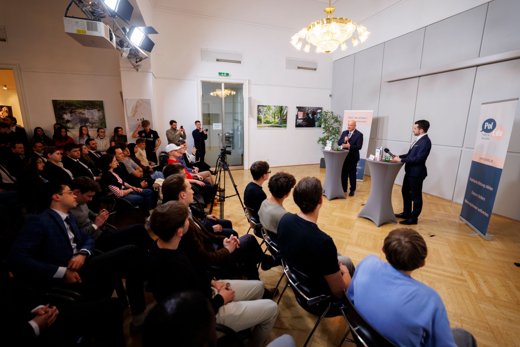 Am 20. April 2026 nahm Bundeskanzler Christian Stocker am Austausch mit Jugendlichen im Rahmen des &bdquo;Politics &amp; Education&ldquo; Programms teil.