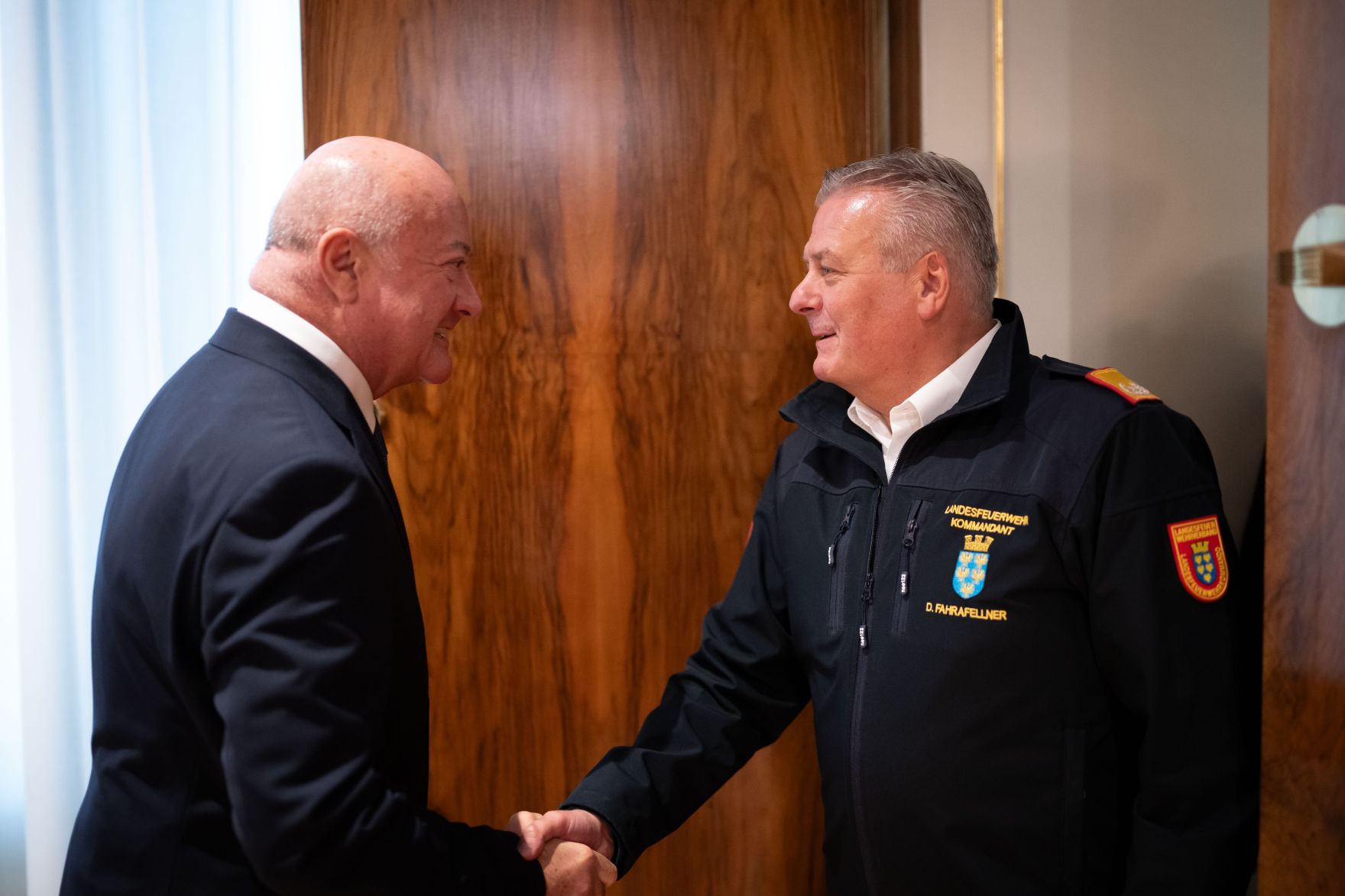 Am 21. April 2026 empfing Bundeskanzler Christian Stocker (l.) den Landesfeuerwehrkommandanten von Nieder&ouml;sterreich Dietmar Fahrafellner (r.) zu einem Arbeitsgespr&auml;ch im Bundeskanzleramt.