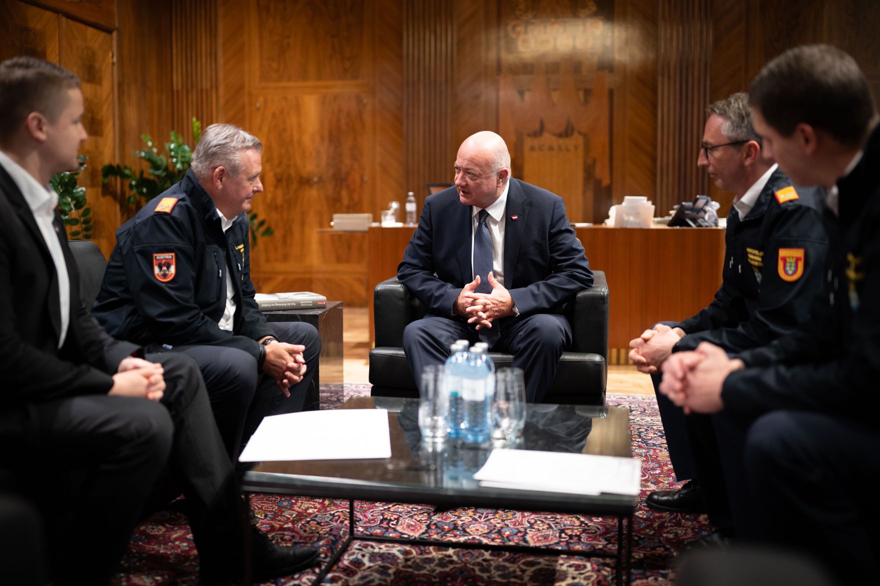 Am 21. April 2026 empfing Bundeskanzler Christian Stocker (m.) den Landesfeuerwehrkommandanten von Nieder&ouml;sterreich Dietmar Fahrafellner (m.l.) zu einem Arbeitsgespr&auml;ch im Bundeskanzleramt.