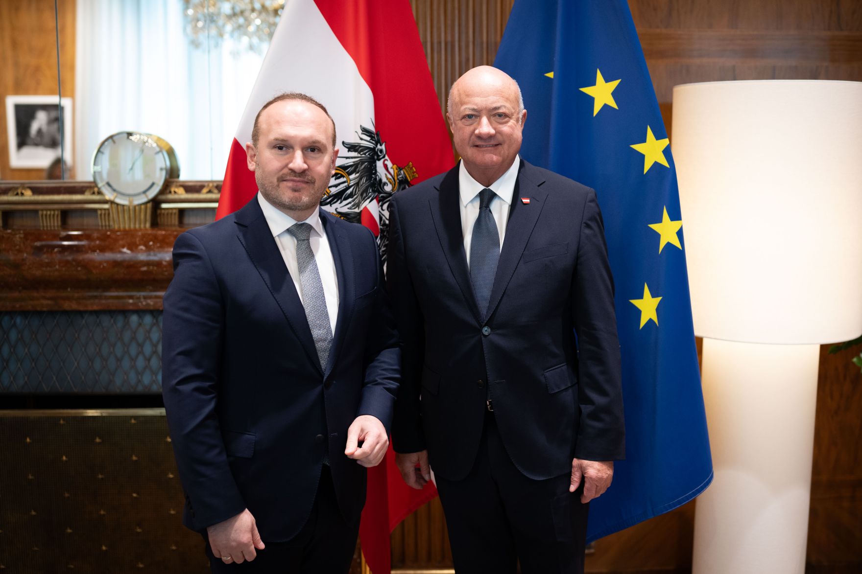 Am 21. April 2026 empfing Bundeskanzler Christian Stocker (r.) den Pr&auml;sidenten der IGG&Ouml; &Uuml;mit Vural (l.) zu einem Arbeitsgespr&auml;ch im Bundeskanzleramt.