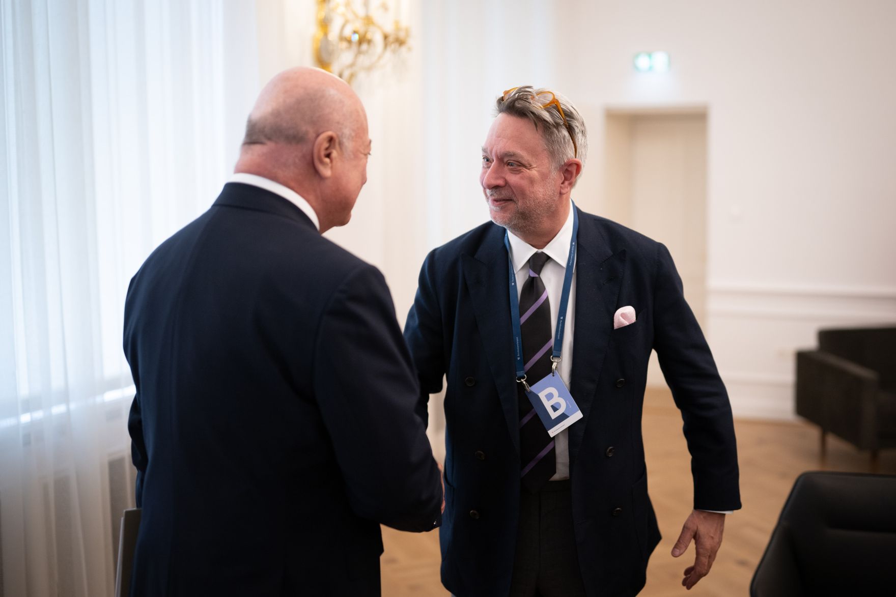 Am 21. April 2026 empfing Bundeskanzler Christian Stocker (l.) den CEO von Sandoz Richard Saynor (r.) zu einem Arbeitsgespr&auml;ch im Bundeskanzleramt.