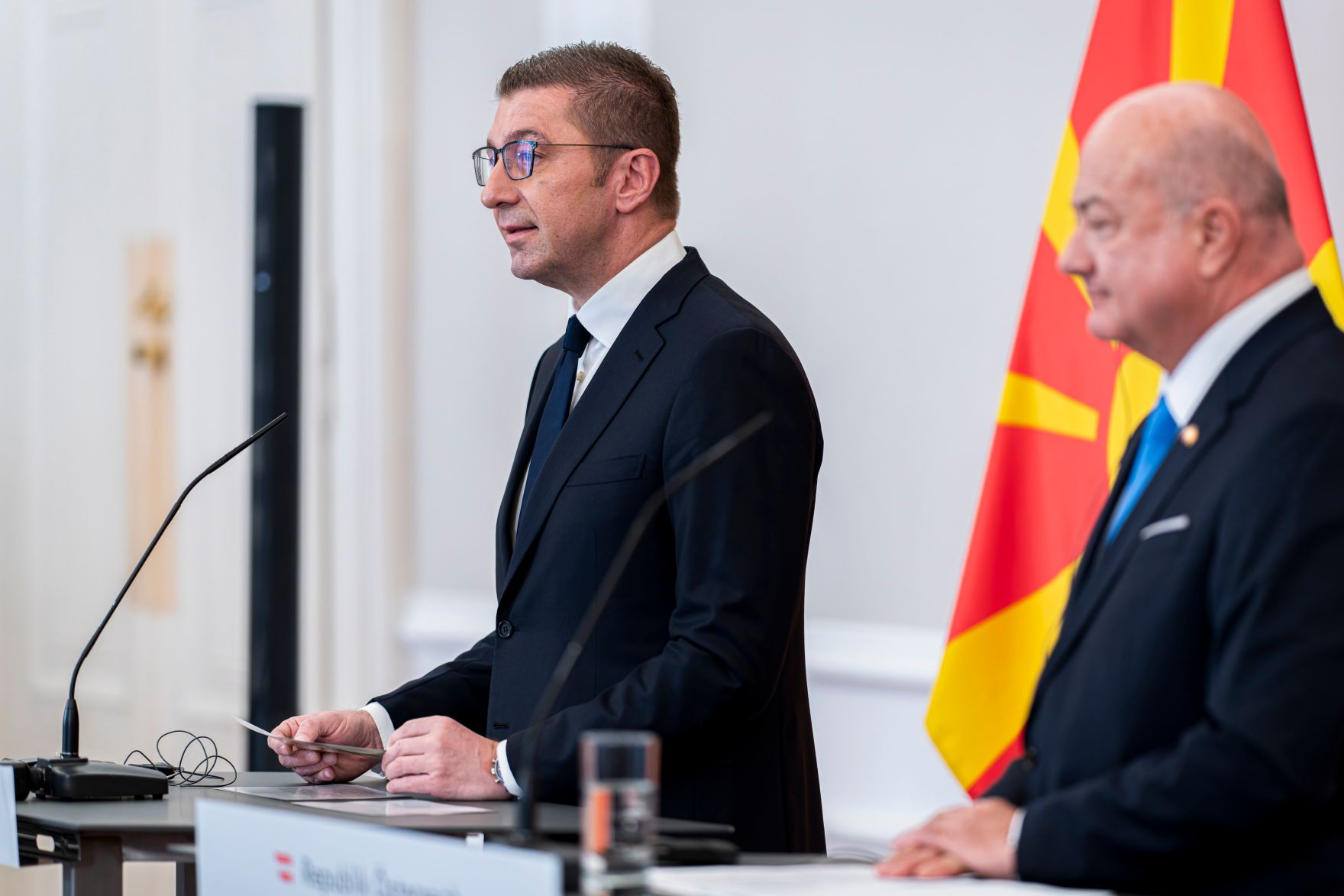 Am 22. April 2026 empfing Bundeskanzler Christian Stocker (r.) den Premierminister von Nordmadzedonien Hristijan Mickoski (l.) zu einem Arbeitsbesuch im Bundeskanzleramt. Im Bild bei einer gemeinsamen Pressekonferenz.