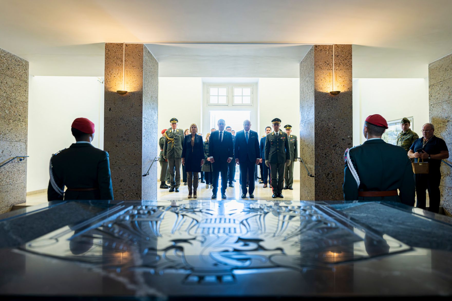 Am 27. April 2026 nahm Bundeskanzler Christian Stocker (m.r.) anl&auml;sslich des 81. Jahrestages der Wiedererrichtung der Republik &Ouml;sterreich, mit Mitgliedern der Bundesregierung, an einer Kranzniederlegung im Weihraum am Wiener Heldenplatz teil. Im Bild gemeinsam mit Vizekanzler Andreas Babler (m.l.), Bundesministerin Klaudia Tanner (l.) und dem Chef des Generalstabes, General Rudolf Striedinger (r.).