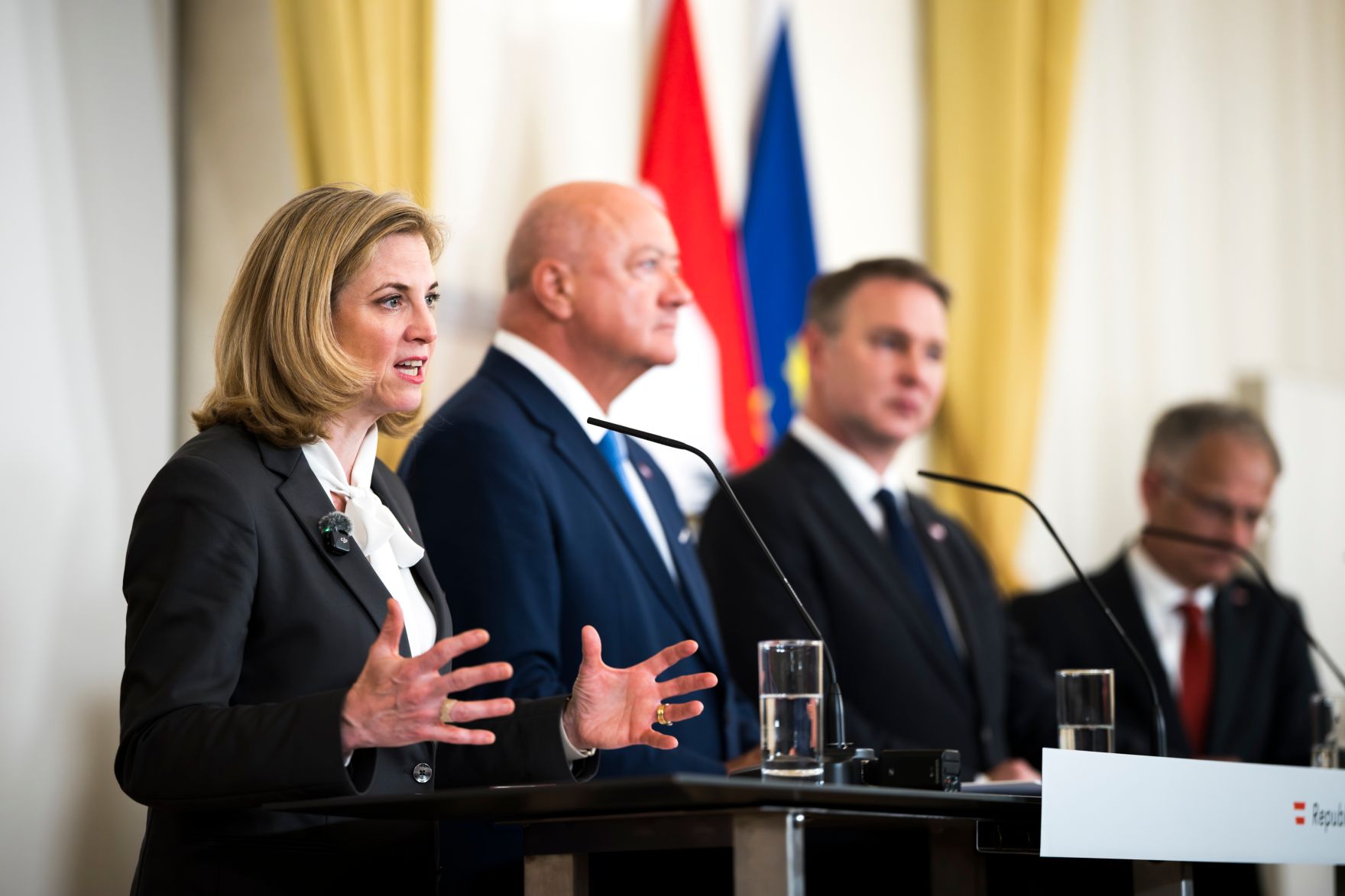 Am 27. April 2026 gab Bundeskanzler Christian Stocker (m.l.) gemeinsam mit Vizekanzler Andreas Babler (m.r.), Bundesministerin Beate Meinl-Reisinger (l.) und Bundesminister Markus Marterbauer (r.) eine Pressekonferenz zum Thema Doppelbudget 2027/28.