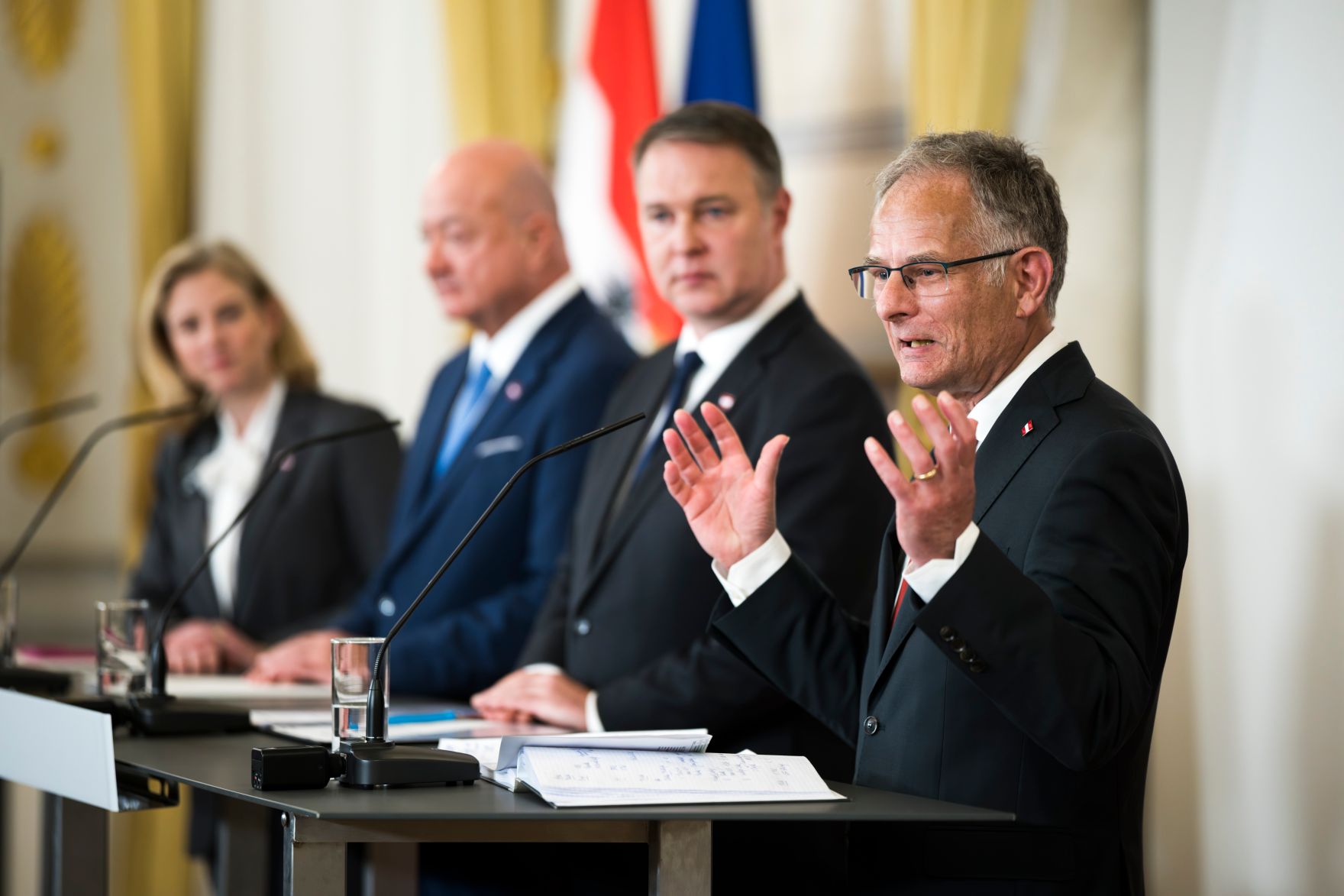 Am 27. April 2026 gab Bundeskanzler Christian Stocker (m.l.) gemeinsam mit Vizekanzler Andreas Babler (m.r.), Bundesministerin Beate Meinl-Reisinger (l.) und Bundesminister Markus Marterbauer (r.) eine Pressekonferenz zum Thema Doppelbudget 2027/28.