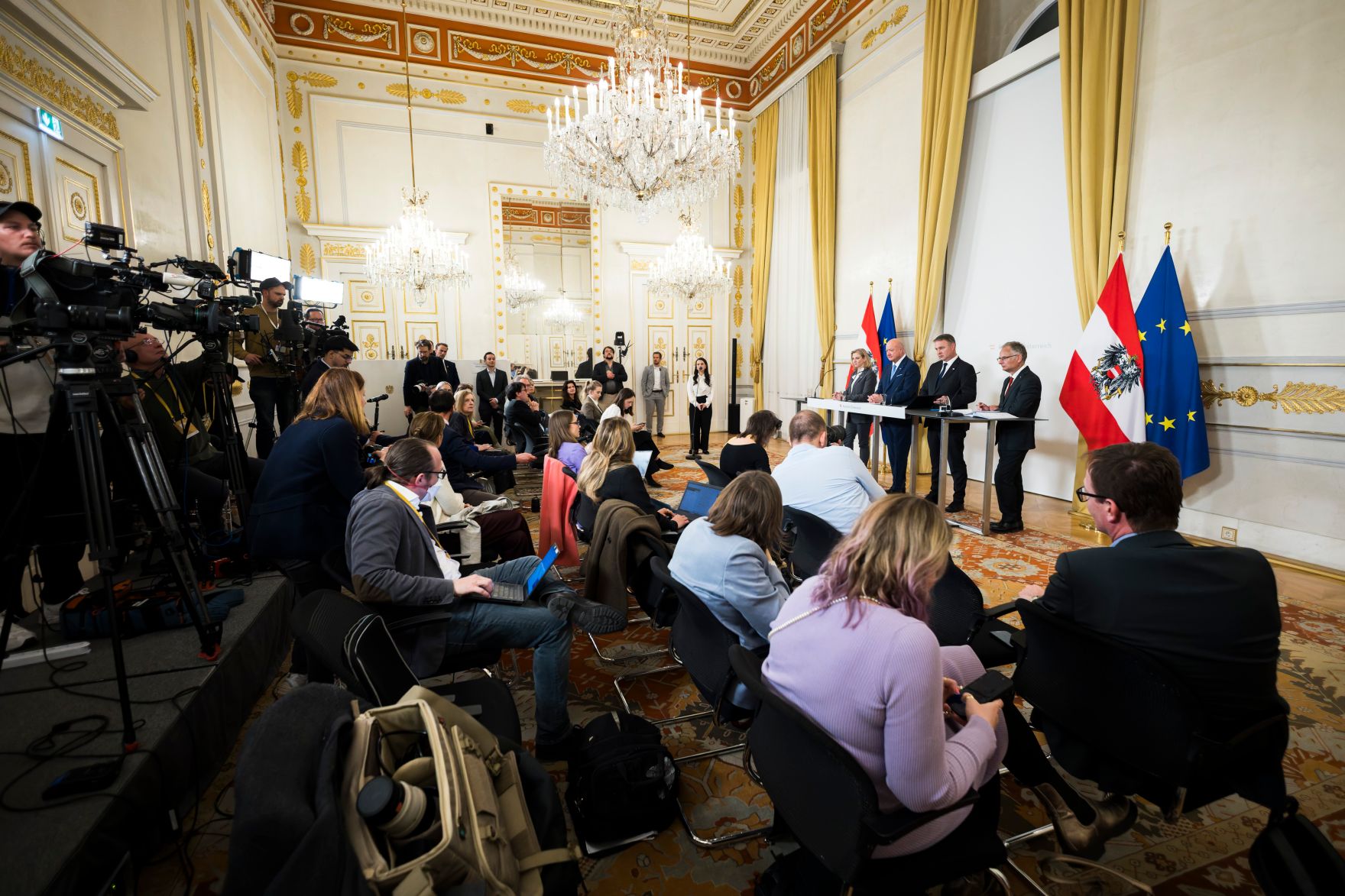 Am 27. April 2026 gab Bundeskanzler Christian Stocker gemeinsam mit Vizekanzler Andreas Babler, Bundesministerin Beate Meinl-Reisinger und Bundesminister Markus Marterbauer eine Pressekonferenz zum Thema Doppelbudget 2027/28.