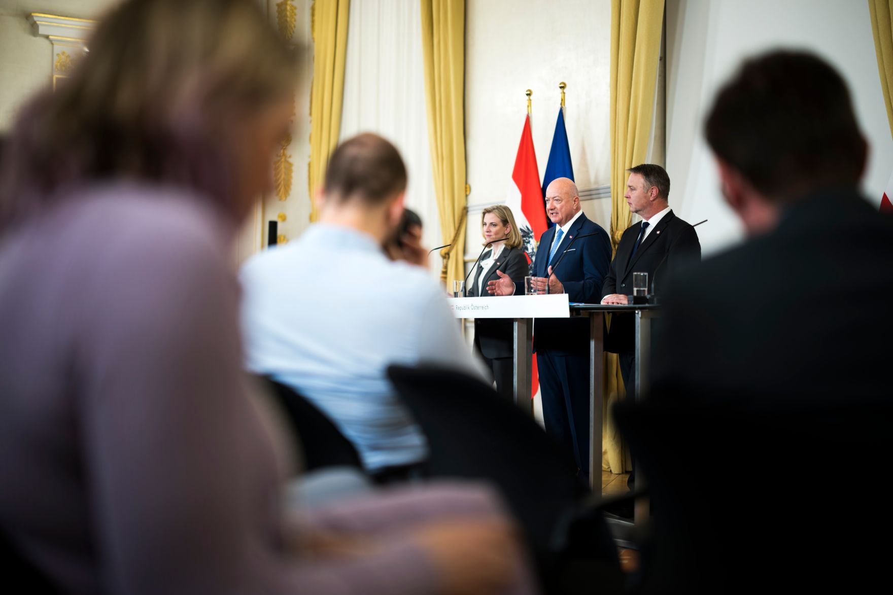 Am 27. April 2026 gab Bundeskanzler Christian Stocker (m.) gemeinsam mit Vizekanzler Andreas Babler (r.), Bundesministerin Beate Meinl-Reisinger (l.) und Bundesminister Markus Marterbauer eine Pressekonferenz zum Thema Doppelbudget 2027/28.