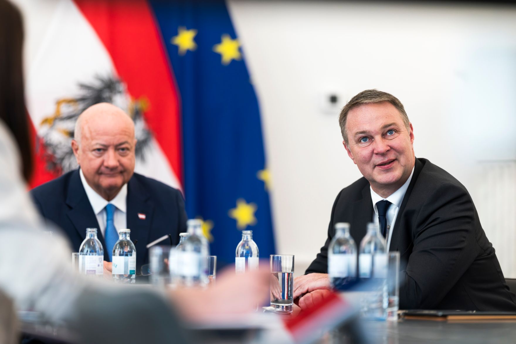 Am 27. April 2026 nahm Bundeskanzler Christian Stocker (l.) an einer Videokonferenz mit der Pr&auml;sidentin des Pensionistenverbandes &Ouml;sterreichs, Birgit Gerstorfer teil. Im Bild mit Vizekanzler Andreas Babler (r.).