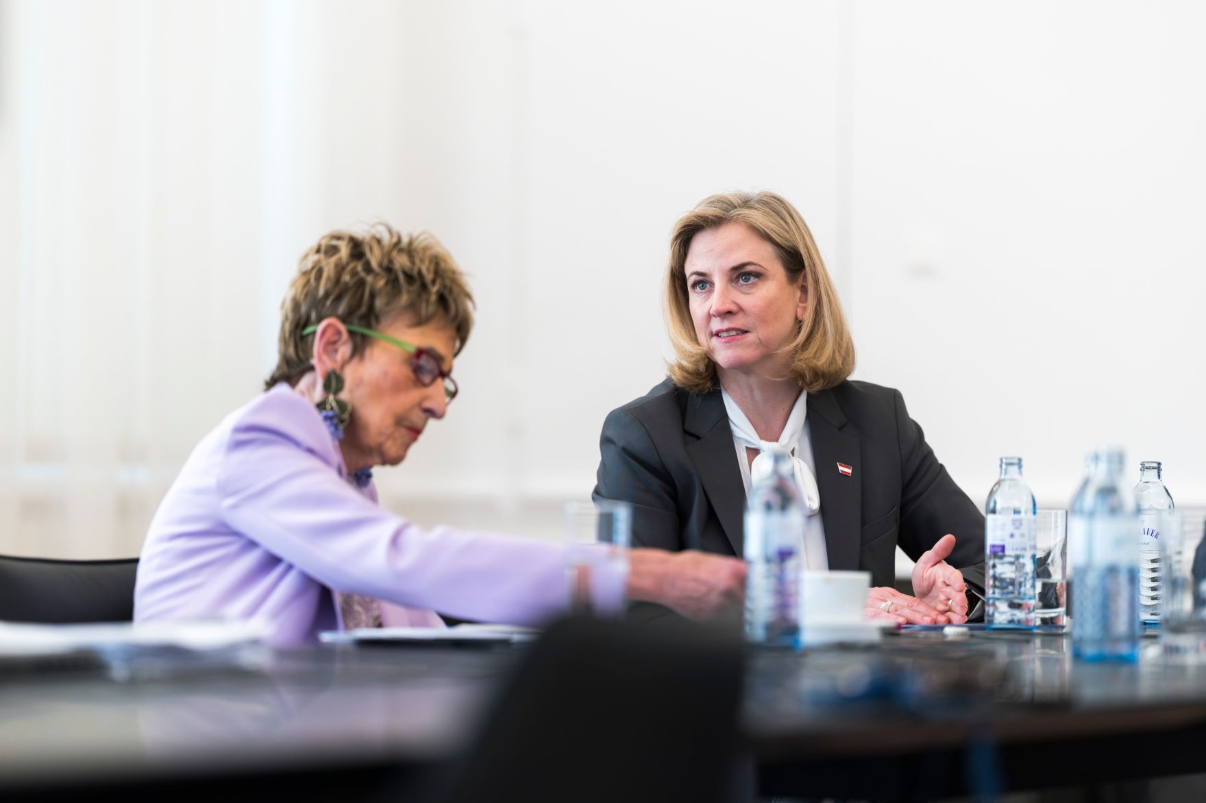 Am 27. April 2026 nahm Bundeskanzler Christian Stocker an einer Videokonferenz mit der Pr&auml;sidentin des Pensionistenverbandes &Ouml;sterreichs, Birgit Gerstorfer teil. Im Bild Bundesministerin Beate Meinl-Reisinger (r.) und Ingrid Korosec (l.), Bundesvorsitzenden des &Ouml;sterreichischen Seniorenbundes.