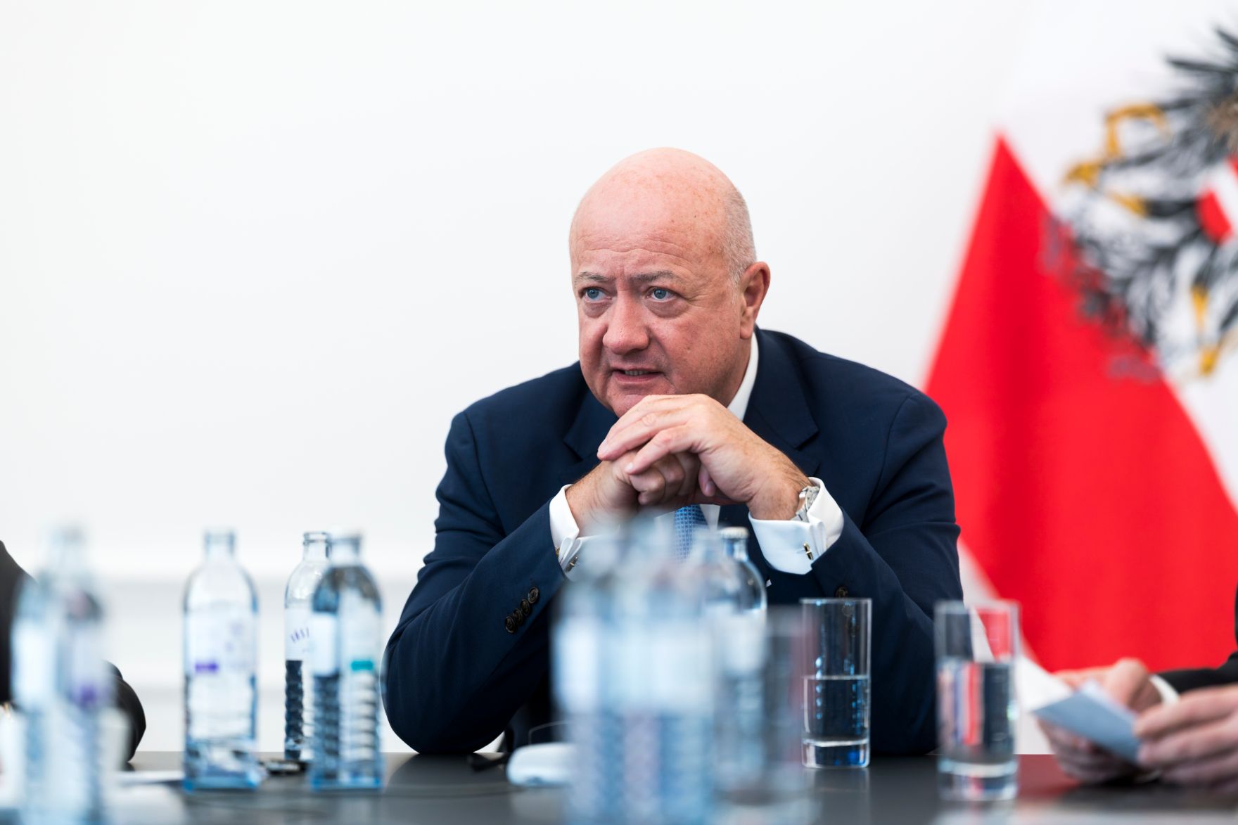 Am 27. April 2026 nahm Bundeskanzler Christian Stocker (im Bild) an einer Videokonferenz mit der Pr&auml;sidentin des Pensionistenverbandes &Ouml;sterreichs, Birgit Gerstorfer teil.