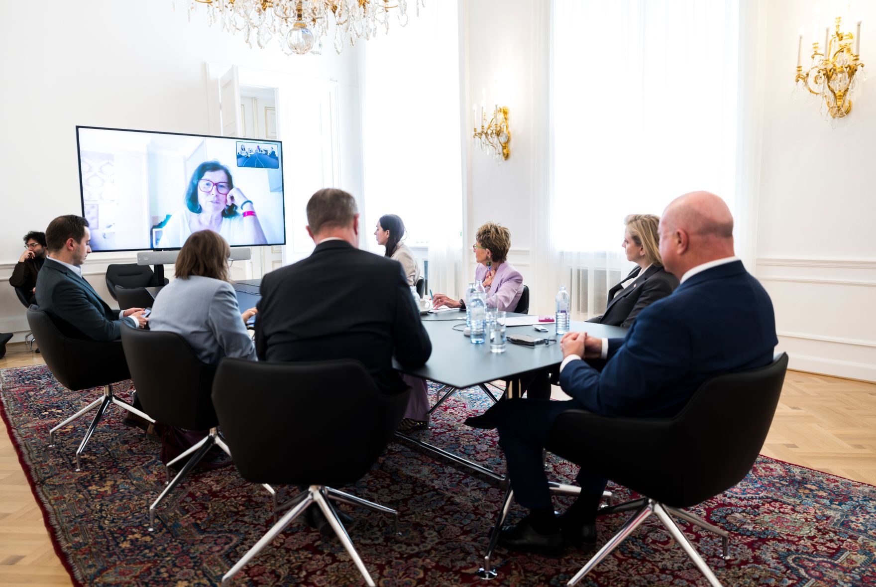 Am 27. April 2026 nahm Bundeskanzler Christian Stocker (r.) an einer Videokonferenz mit der Pr&auml;sidentin des Pensionistenverbandes &Ouml;sterreichs, Birgit Gerstorfer teil. Im Bild gemeinsam mit Vizekanzler Andreas Babler (4.v.l.), Bundesministerin Beate Meinl-Reisinger (2.v.r.) und der Bundesvorsitzenden des &Ouml;sterreichischen Seniorenbundes Ingrid Korosec (3.v.r.).