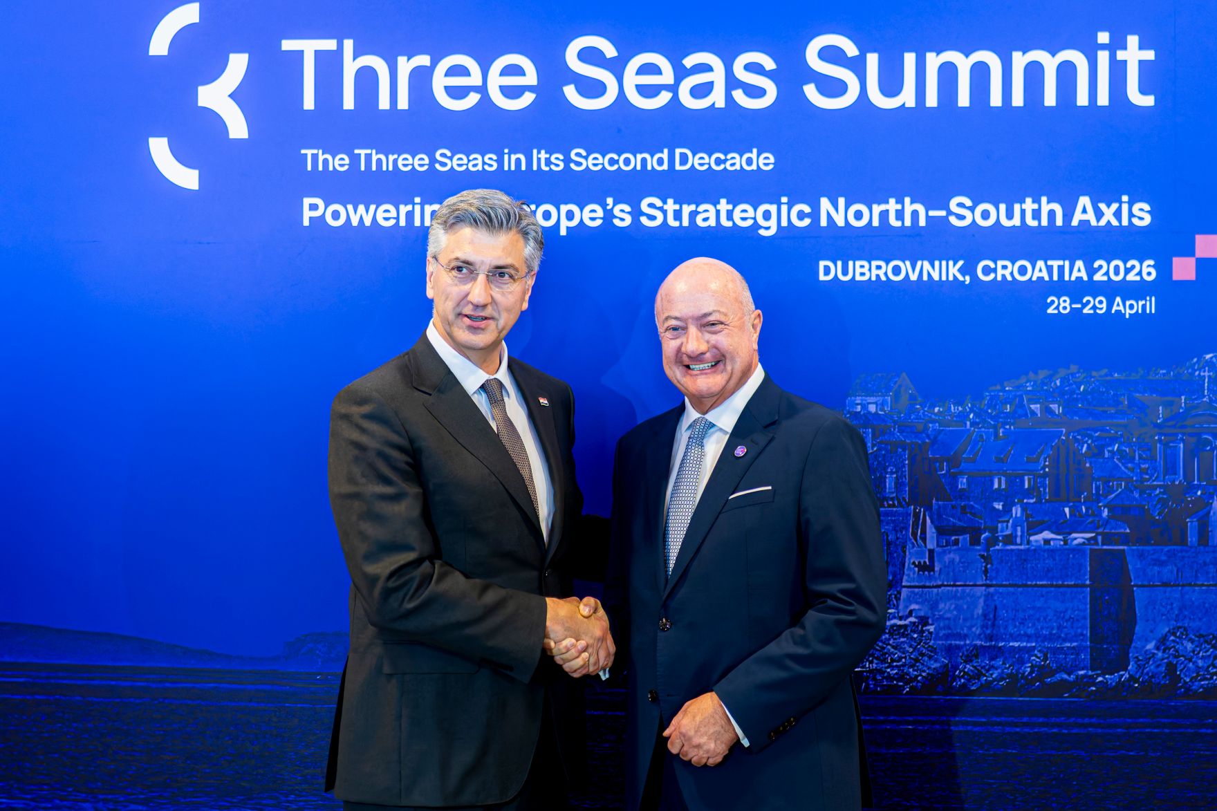 Am 28. April 2026 reiste Bundeskanzler Christian Stocker (r.) zu einem Arbeitsbesuch nach Dubrovnik. Im Bild mit dem Premierminister von Kroatien Andrej Plenković (l.), beim &bdquo;Three Seas Summit&ldquo;.