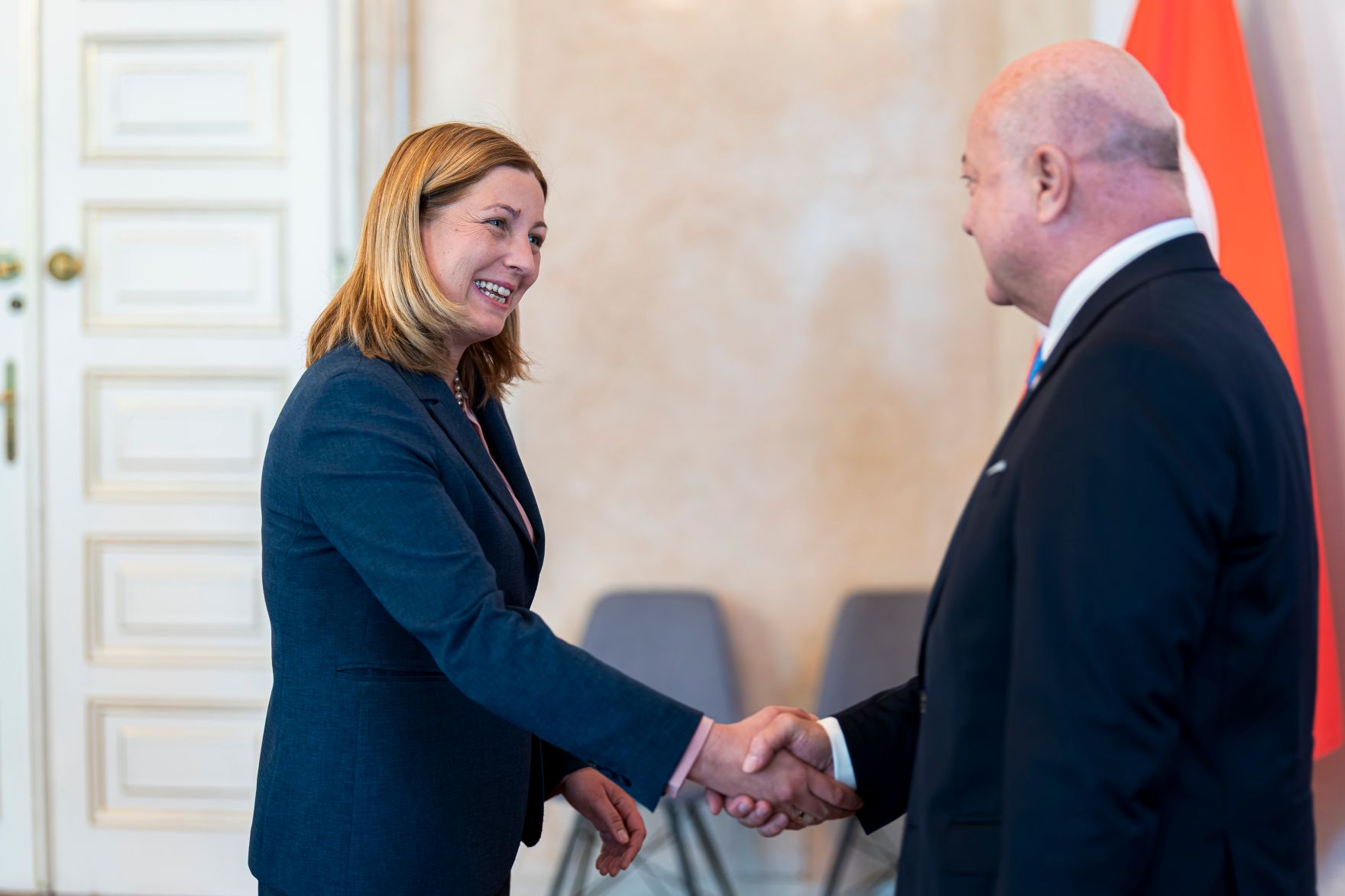 Am 29. April 2026 empfing Bundeskanzler Christian Stocker (r.) die Caritas-Pr&auml;sidentin Nora T&ouml;dtling-Musenbichler (l.), zu einem Arbeitsgespr&auml;ch im Bundeskanzleramt.