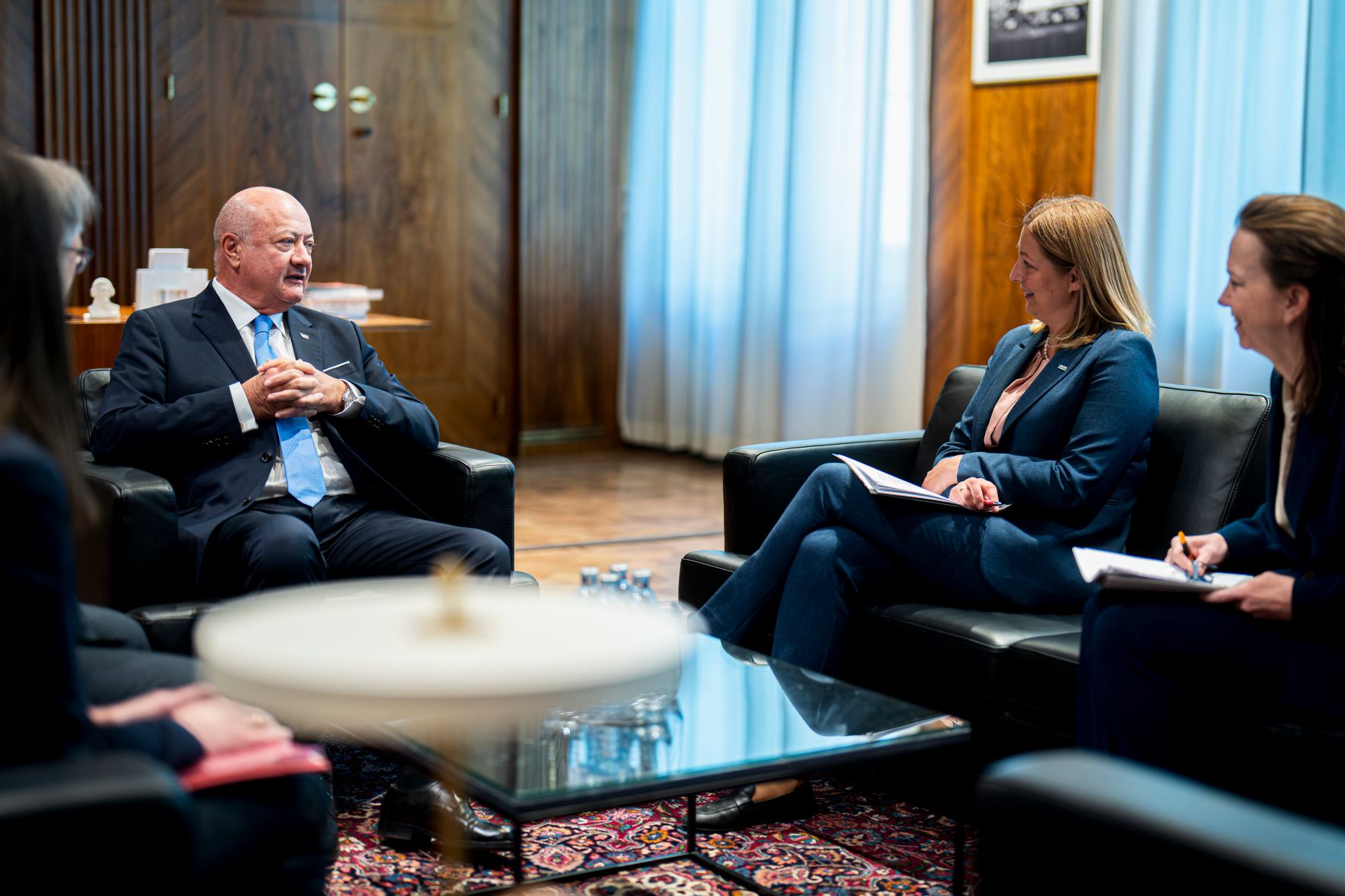Am 29. April 2026 empfing Bundeskanzler Christian Stocker (l.) die Caritas-Pr&auml;sidentin Nora T&ouml;dtling-Musenbichler (r.), zu einem Arbeitsgespr&auml;ch im Bundeskanzleramt.