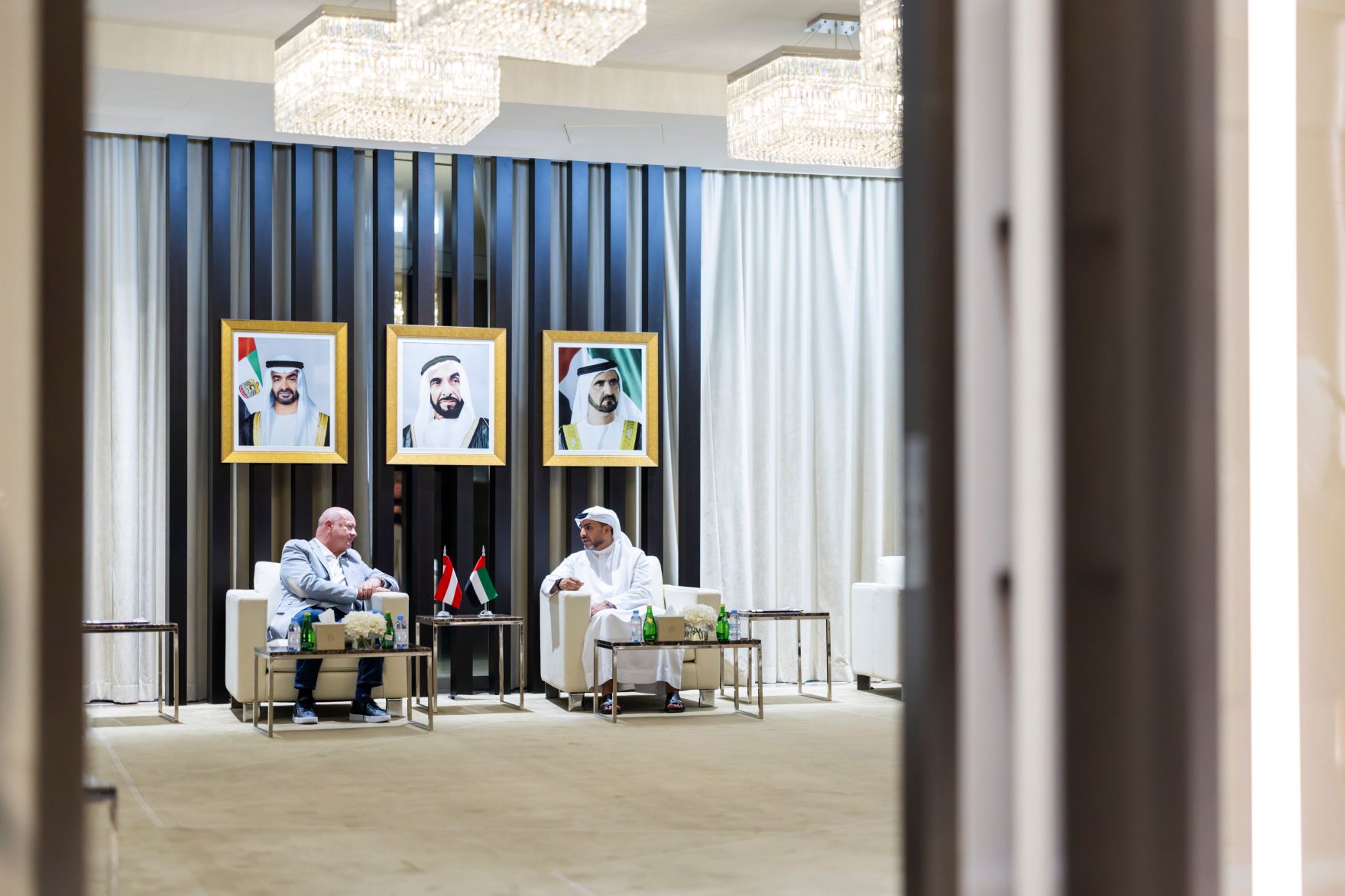 Am 7. Mai 2026 reiste Bundeskanzler Christian Stocker (l.) zu einem mehrt&auml;gigem Arbeitsbesuch in die Vereinigte Arabische Emirate. Im Bild bei einem Arbeitsgespr&auml;ch mit dem zweiten Vizepr&auml;sidenten der Vereinigten Arabischen Emirate Mansour bin Zayid Al Nahyan (r.).