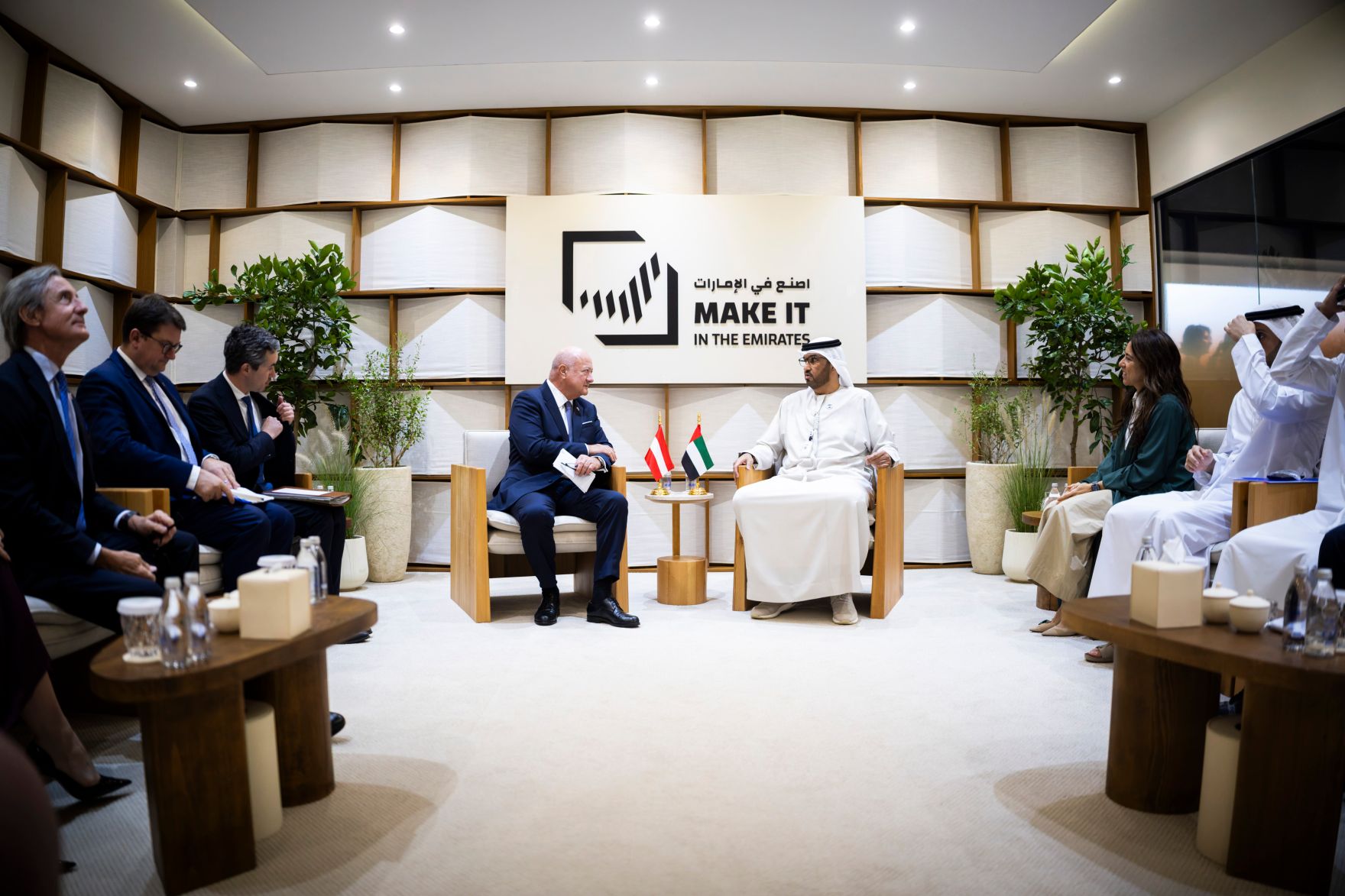 Am 7. Mai 2026 reiste Bundeskanzler Christian Stocker (m.l.) zu einem mehrt&auml;gigem Arbeitsbesuch in die Vereinigte Arabische Emirate. Im Bild bei einem Arbeitsgespr&auml;ch mit dem Minister f&uuml;r Industrie und Fortschrittstechnologie der Vereinigten Arabischen Emirate Sultan Ahmed Al Jaber Al Nahyan (m.r.).