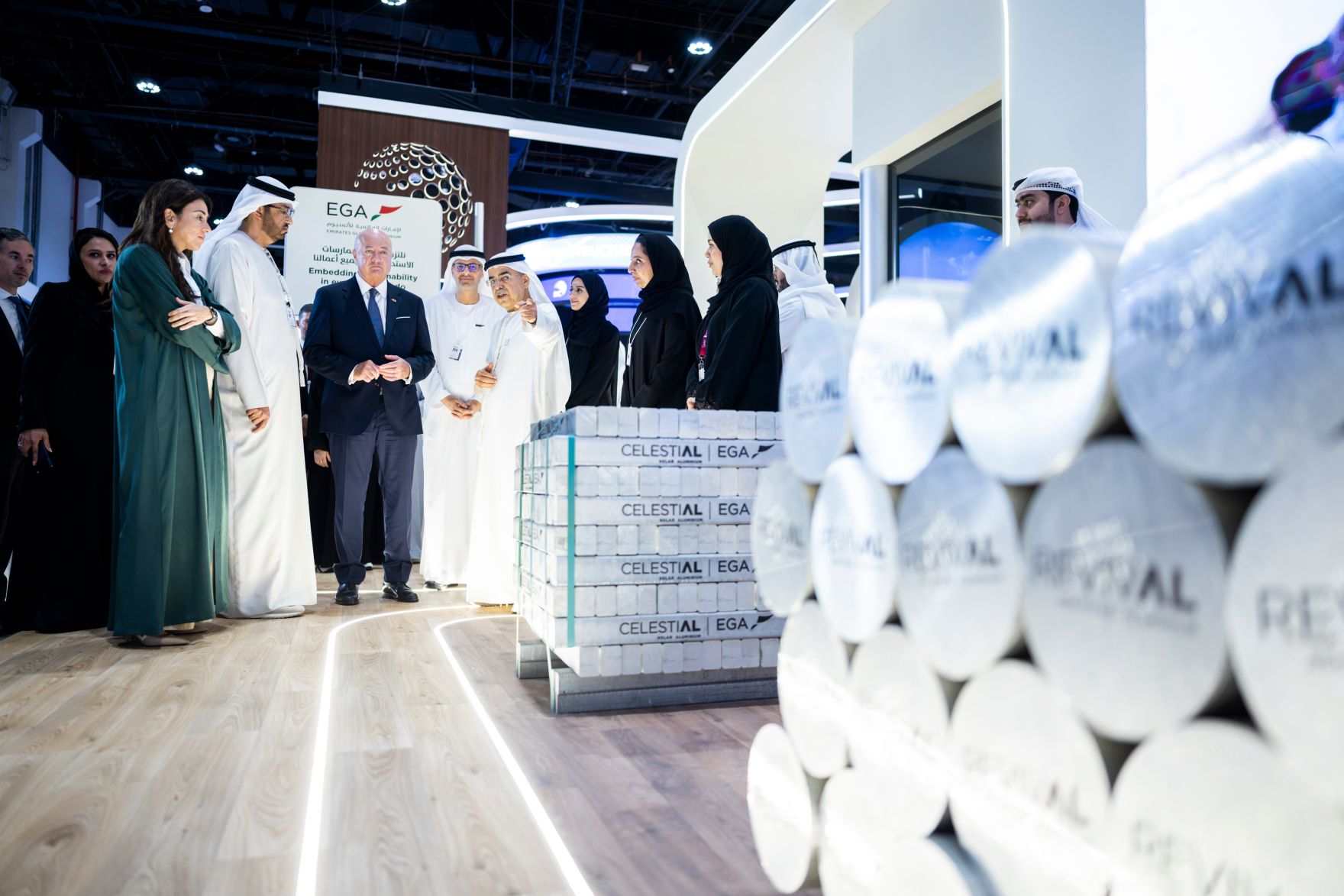 Am 7. Mai 2026 reiste Bundeskanzler Christian Stocker (5.v.l.) zu einem mehrt&auml;gigem Arbeitsbesuch in die Vereinigte Arabische Emirate. Im Bild beim Besuch der &bdquo;Make it in the Emirates&ldquo; Messe.
