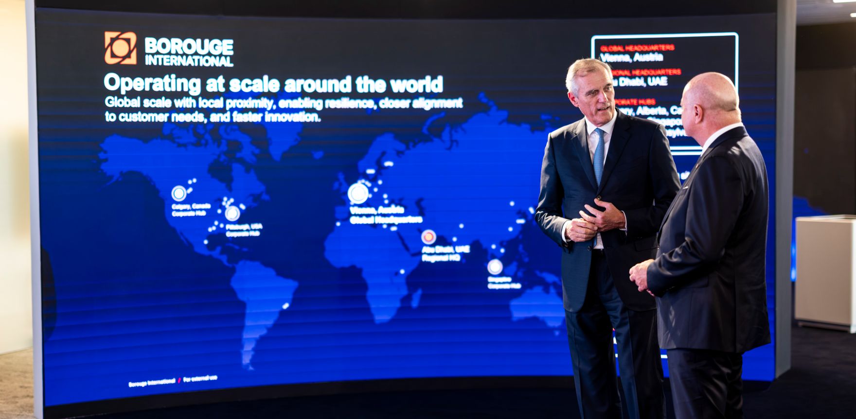 Am 7. Mai 2026 reiste Bundeskanzler Christian Stocker (r.) zu einem mehrt&auml;gigem Arbeitsbesuch in die Vereinigte Arabische Emirate. Im Bild beim Besuch der &bdquo;Make it in the Emirates&ldquo; Messe.