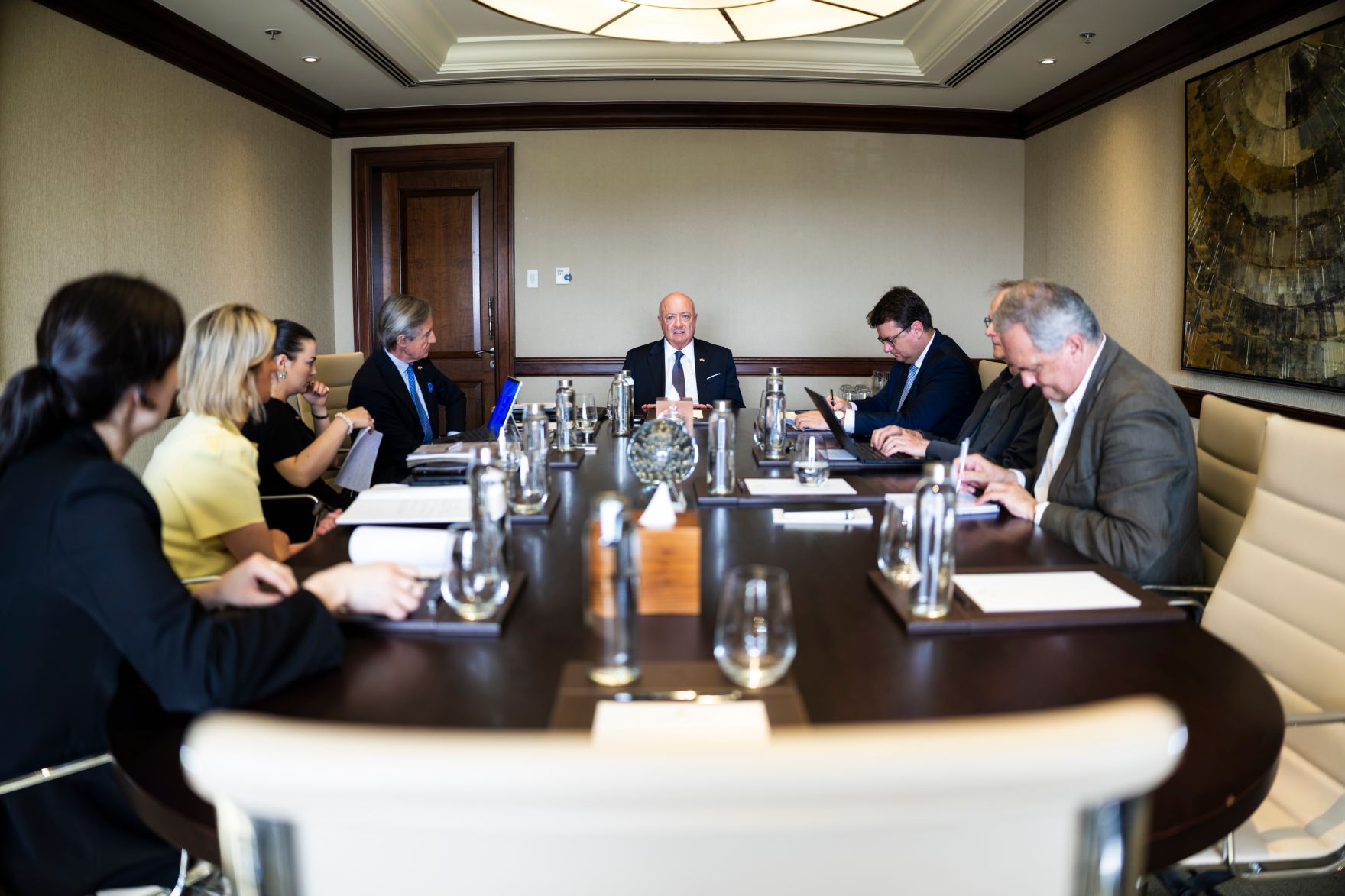 Am 7. Mai 2026 reiste Bundeskanzler Christian Stocker (m.) zu einem mehrt&auml;gigem Arbeitsbesuch in die Vereinigte Arabische Emirate. Im Bild beim Journalistenbriefing