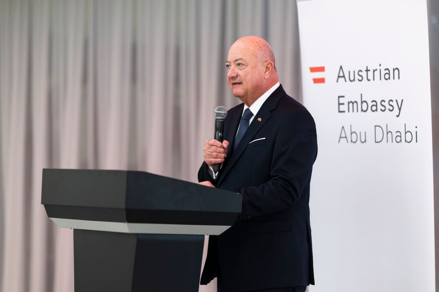 Am 7. Mai 2026 reiste Bundeskanzler Christian Stocker (im Bild) zu einem mehrt&auml;gigem Arbeitsbesuch in die Vereinigte Arabische Emirate. Im Bild beim Austausch mit Auslands&ouml;sterreichern.