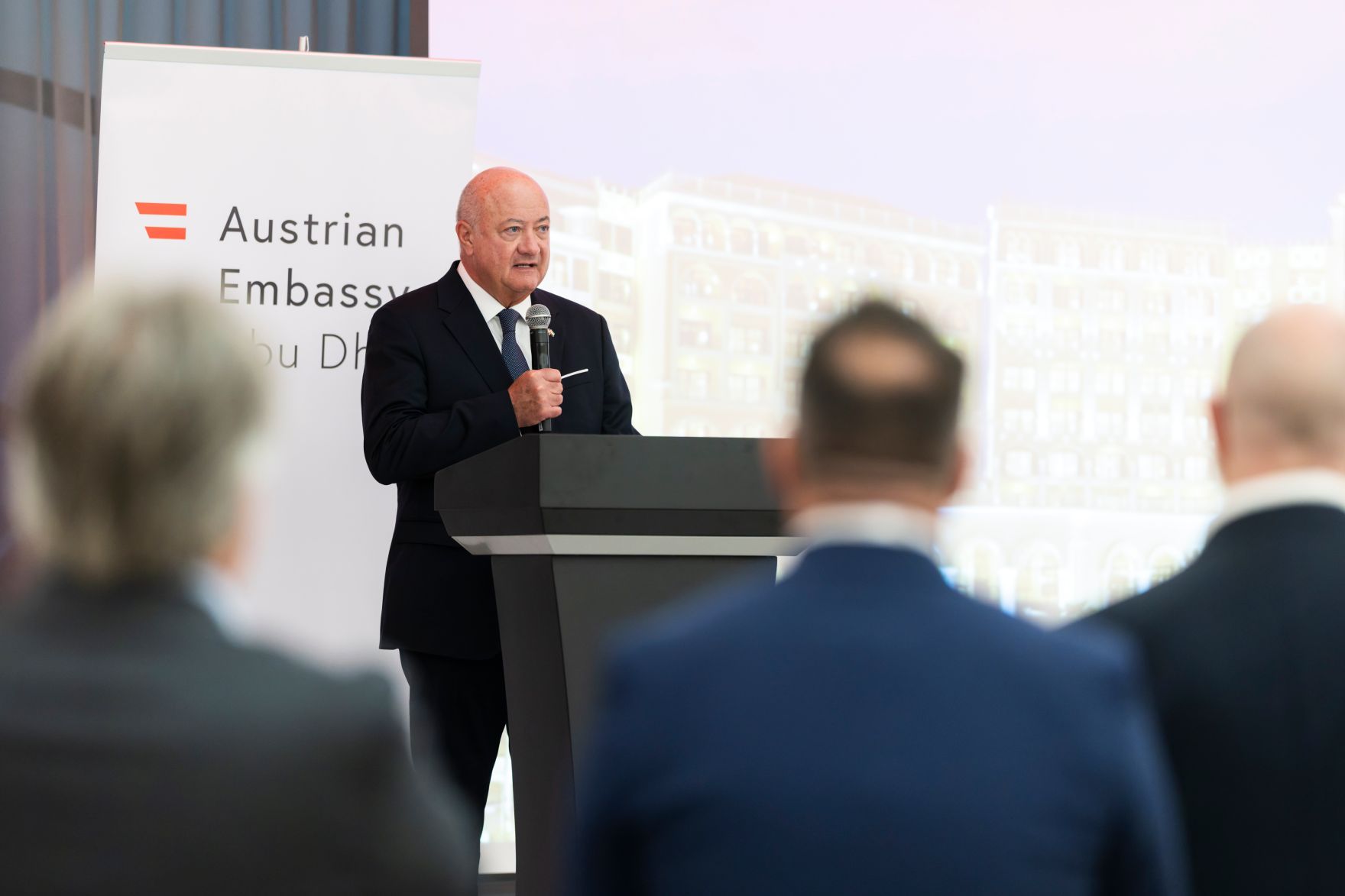 Am 7. Mai 2026 reiste Bundeskanzler Christian Stocker (im Bild) zu einem mehrt&auml;gigem Arbeitsbesuch in die Vereinigte Arabische Emirate. Im Bild beim Austausch mit Auslands&ouml;sterreichern.