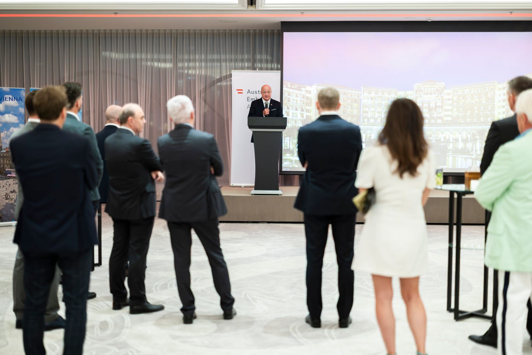Am 7. Mai 2026 reiste Bundeskanzler Christian Stocker (m.) zu einem mehrt&auml;gigem Arbeitsbesuch in die Vereinigte Arabische Emirate. Im Bild beim Austausch mit Auslands&ouml;sterreichern.