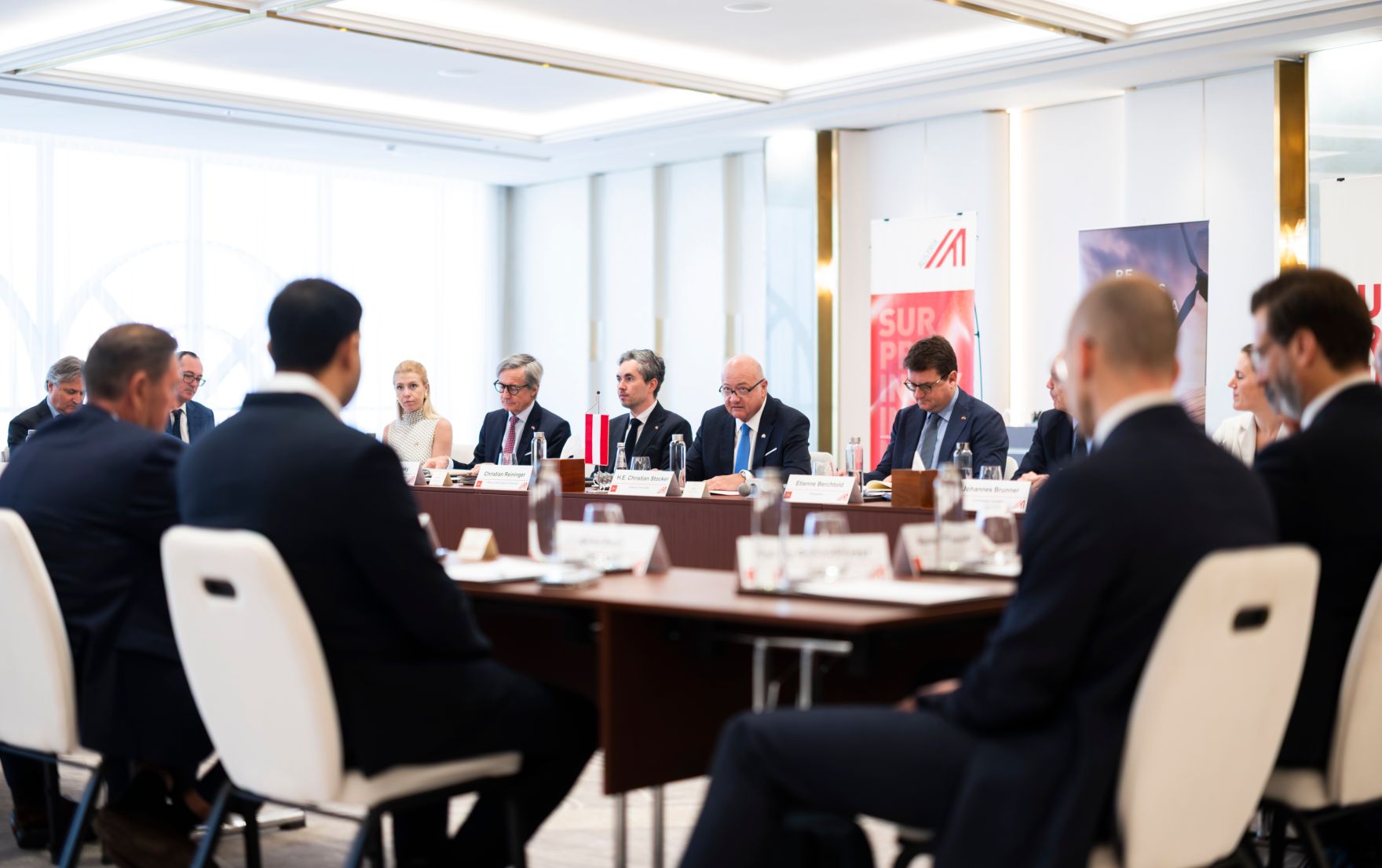 Am 8. Mai 2026 setzte Bundeskanzler Christian Stocker (m.) seinen mehrt&auml;gigem Arbeitsbesuch in den Vereinigten Arabische Emiraten fort. Im Bild beim Wirtschaftsroundtable.