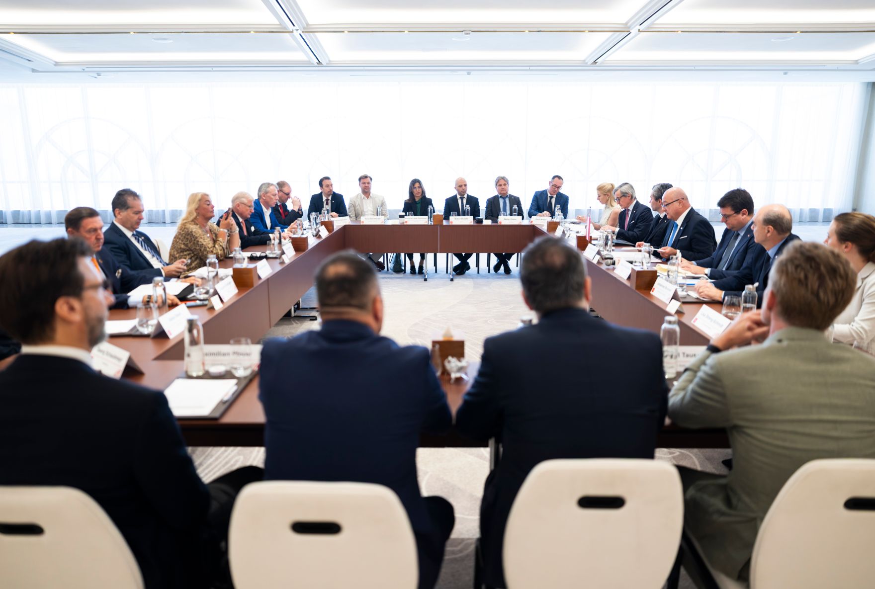 Am 8. Mai 2026 setzte Bundeskanzler Christian Stocker (4.v.r.) seinen mehrt&auml;gigem Arbeitsbesuch in den Vereinigten Arabische Emiraten fort. Im Bild beim Wirtschaftsroundtable.
