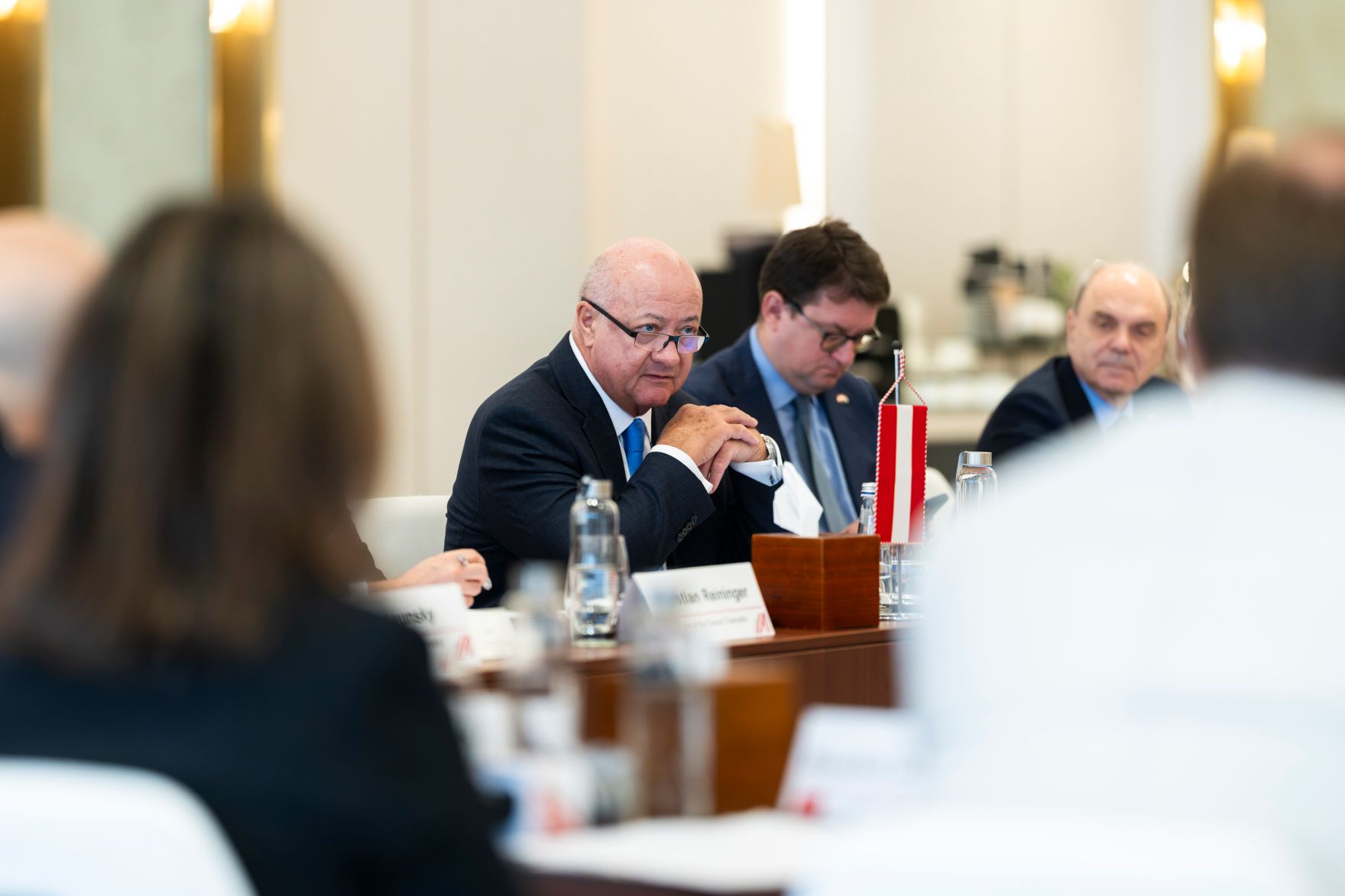 Am 8. Mai 2026 setzte Bundeskanzler Christian Stocker (m.) seinen mehrt&auml;gigem Arbeitsbesuch in den Vereinigten Arabische Emiraten fort. Im Bild beim Wirtschaftsroundtable.