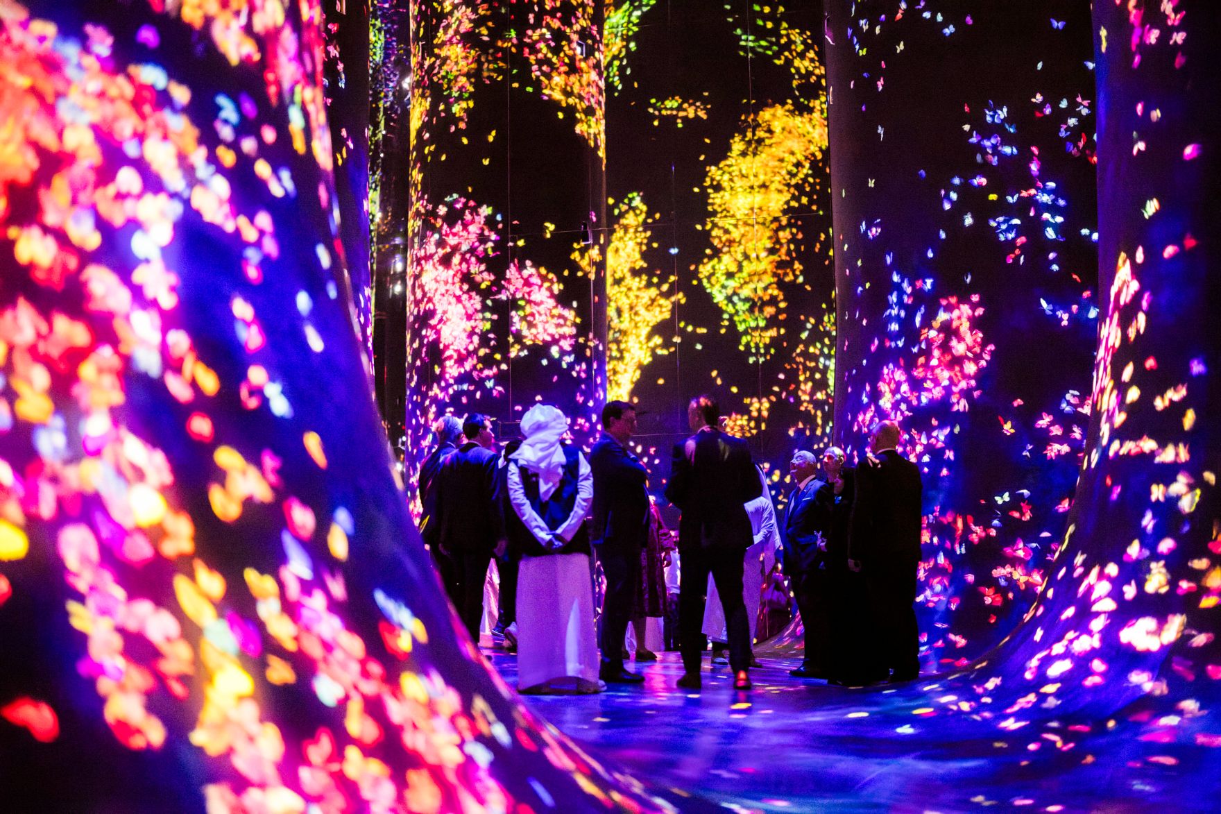 Am 8. Mai 2026 setzte Bundeskanzler Christian Stocker (4.v.r.) seinen mehrt&auml;gigem Arbeitsbesuch in den Vereinigten Arabische Emiraten fort. Im Bild beim Besuch des teamLab Phenomena Abu Dhabi.