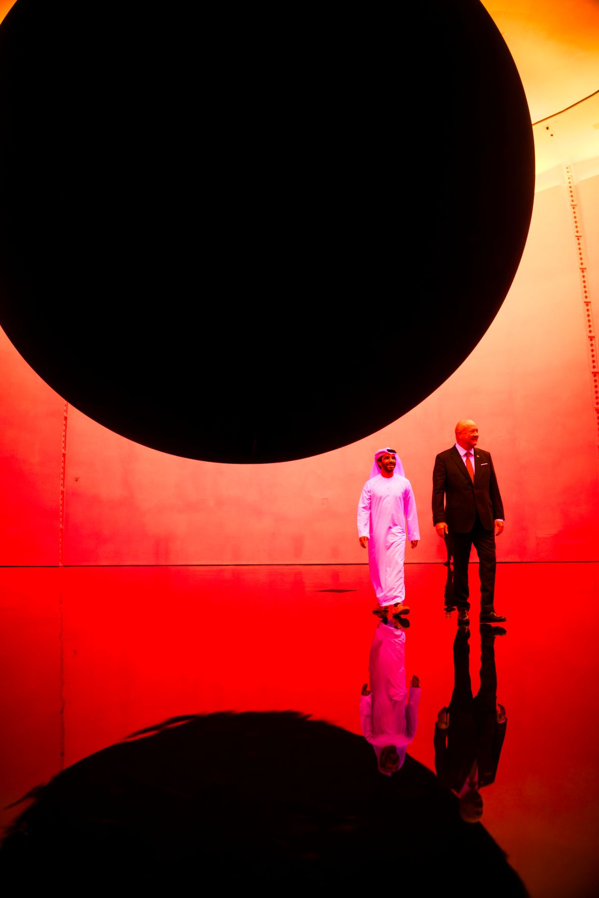 Am 8. Mai 2026 setzte Bundeskanzler Christian Stocker (r.) seinen mehrt&auml;gigem Arbeitsbesuch in den Vereinigten Arabische Emiraten fort. Im Bild beim Besuch des teamLab Phenomena Abu Dhabi.