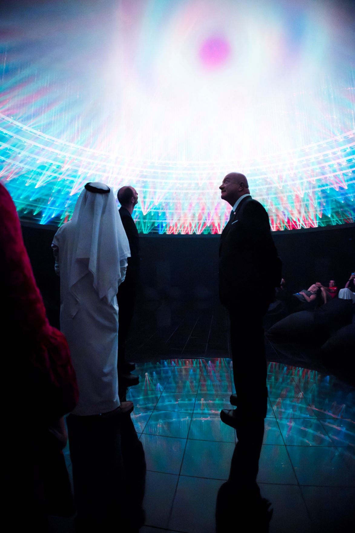 Am 8. Mai 2026 setzte Bundeskanzler Christian Stocker (m.r.) seinen mehrt&auml;gigem Arbeitsbesuch in den Vereinigten Arabische Emiraten fort. Im Bild beim Besuch des teamLab Phenomena Abu Dhabi.