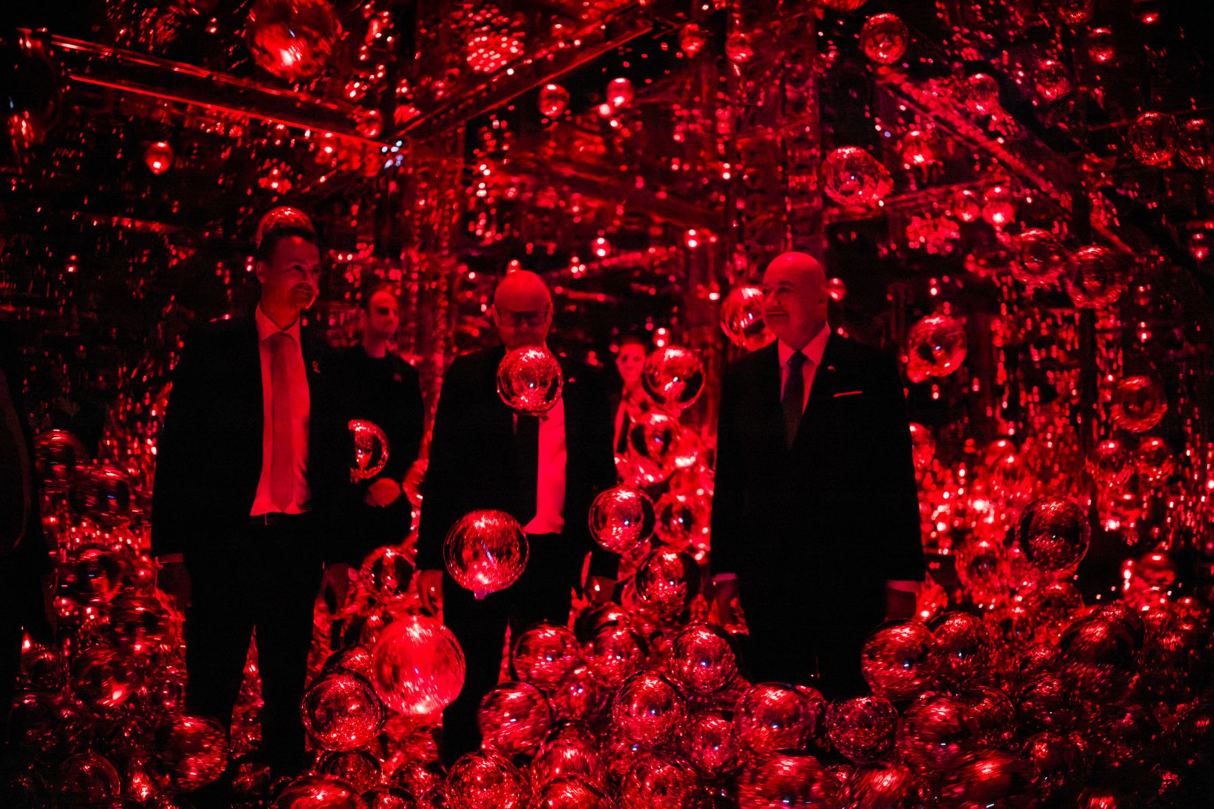 Am 8. Mai 2026 setzte Bundeskanzler Christian Stocker (r.) seinen mehrt&auml;gigem Arbeitsbesuch in den Vereinigten Arabische Emiraten fort. Im Bild beim Besuch des teamLab Phenomena Abu Dhabi.