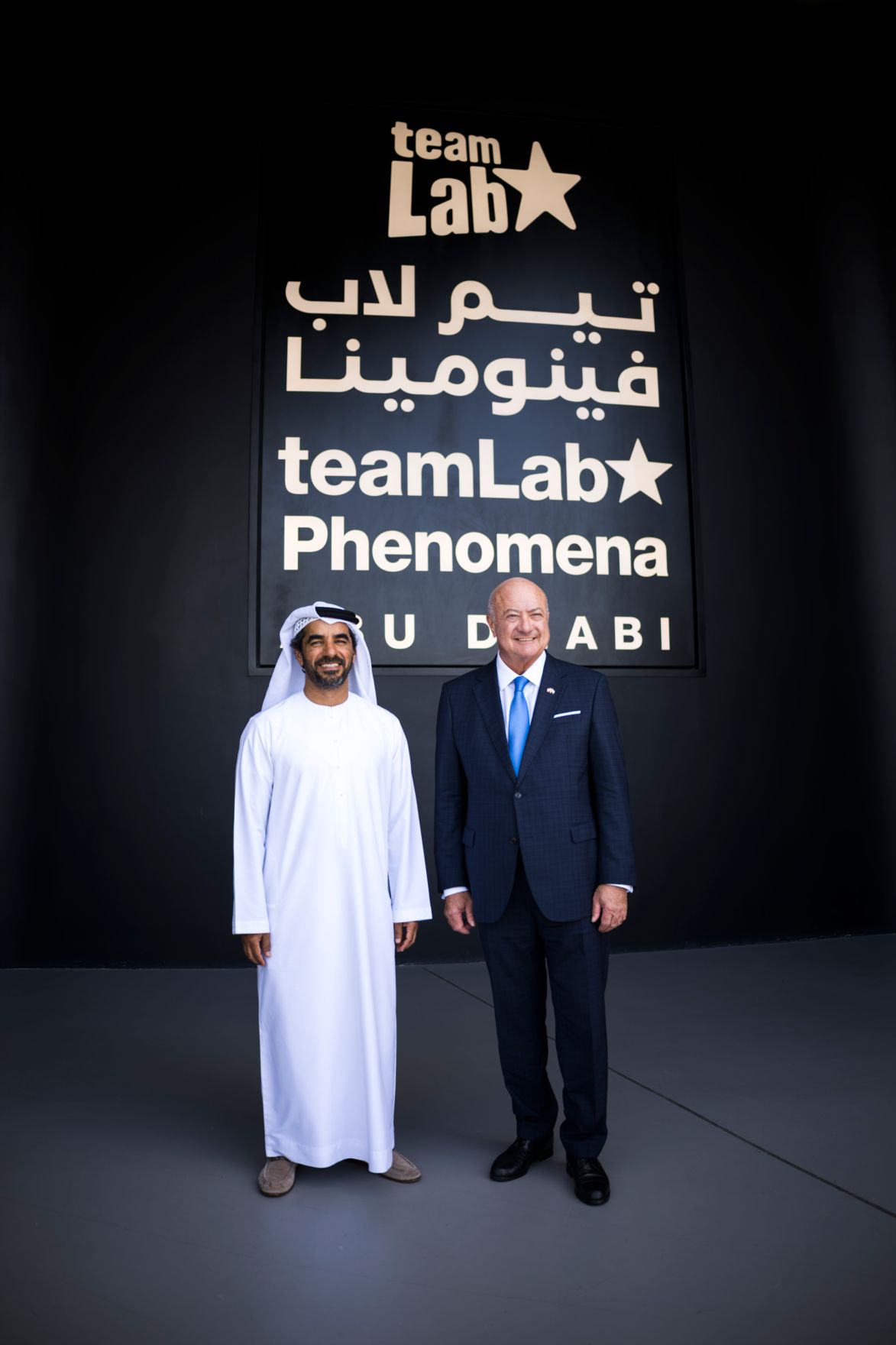 Am 8. Mai 2026 setzte Bundeskanzler Christian Stocker (r.) seinen mehrt&auml;gigem Arbeitsbesuch in den Vereinigten Arabische Emiraten fort. Im Bild beim Besuch des teamLab Phenomena Abu Dhabi.