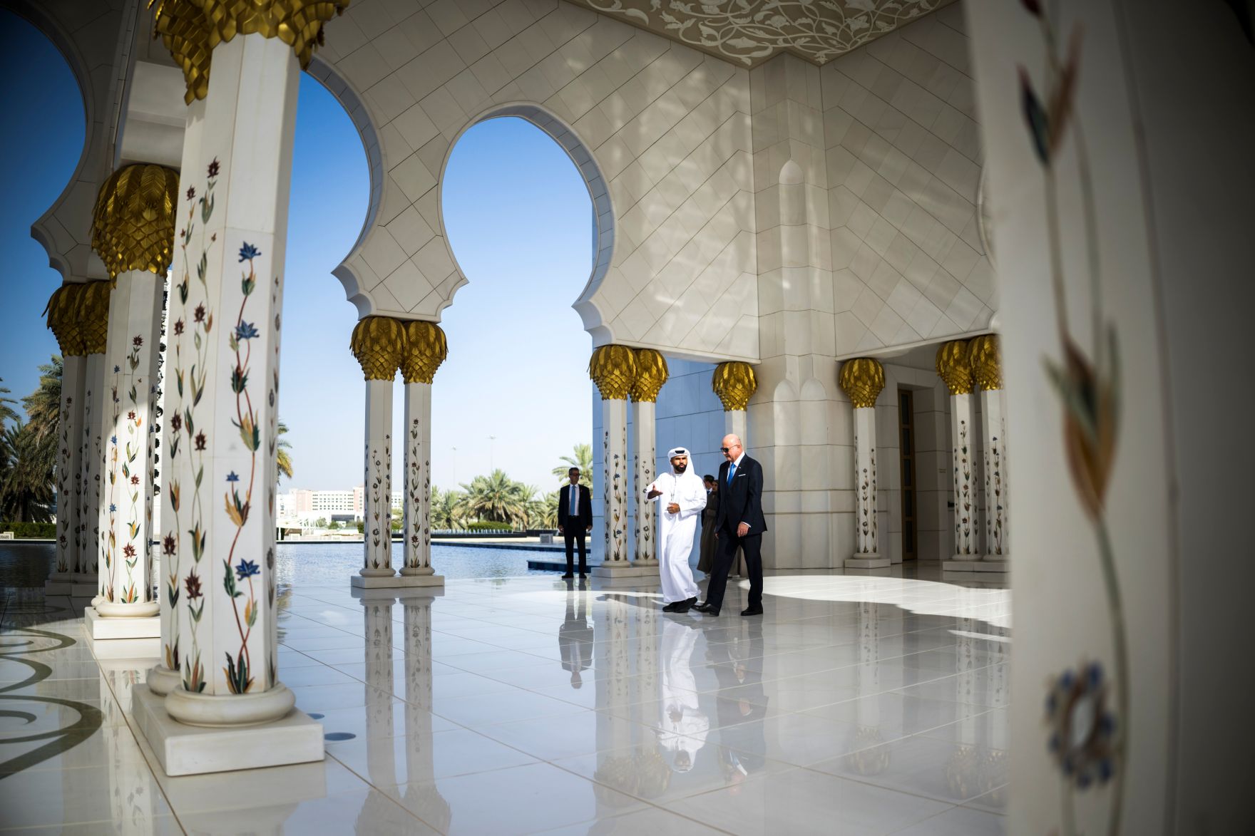 Am 8. Mai 2026 setzte Bundeskanzler Christian Stocker (r.) seinen mehrt&auml;gigem Arbeitsbesuch in den Vereinigten Arabische Emiraten fort. Im Bild beim Besuch der Scheich-Zayid-Moschee.