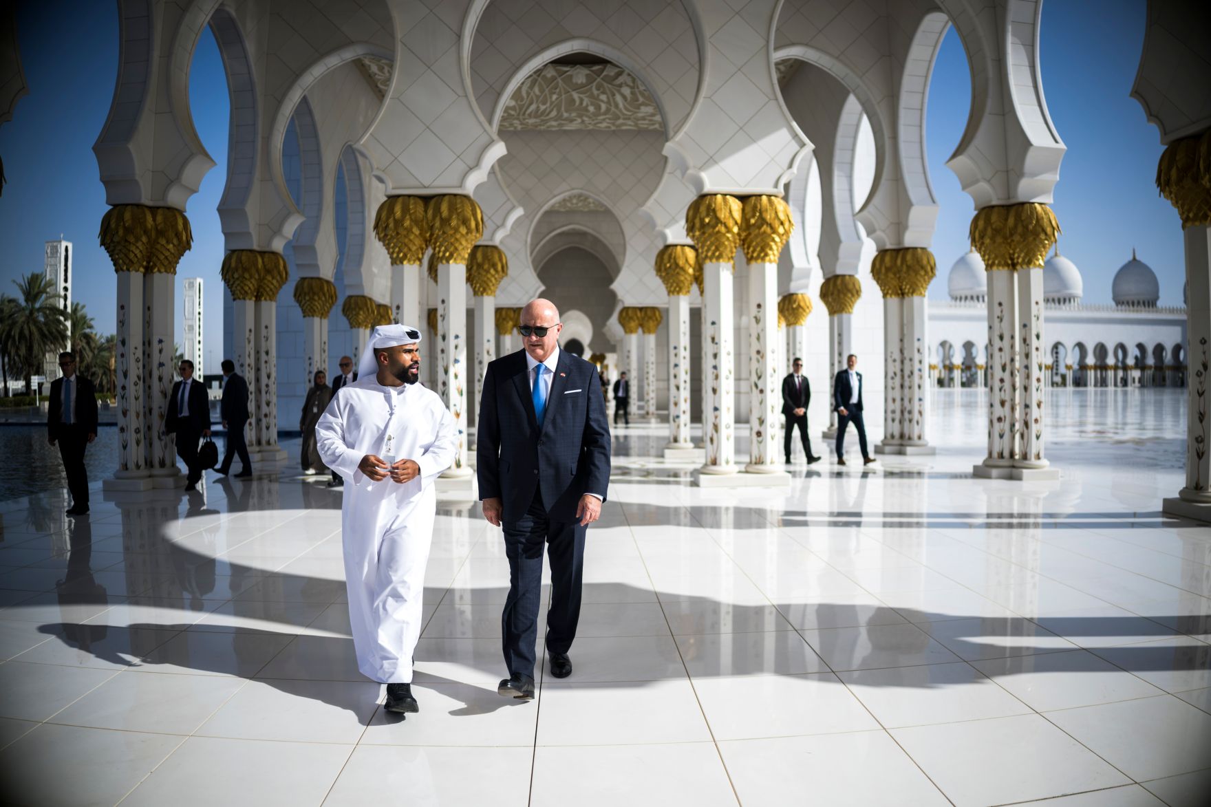 Am 8. Mai 2026 setzte Bundeskanzler Christian Stocker (m.) seinen mehrt&auml;gigem Arbeitsbesuch in den Vereinigten Arabische Emiraten fort. Im Bild beim Besuch der Scheich-Zayid-Moschee.
