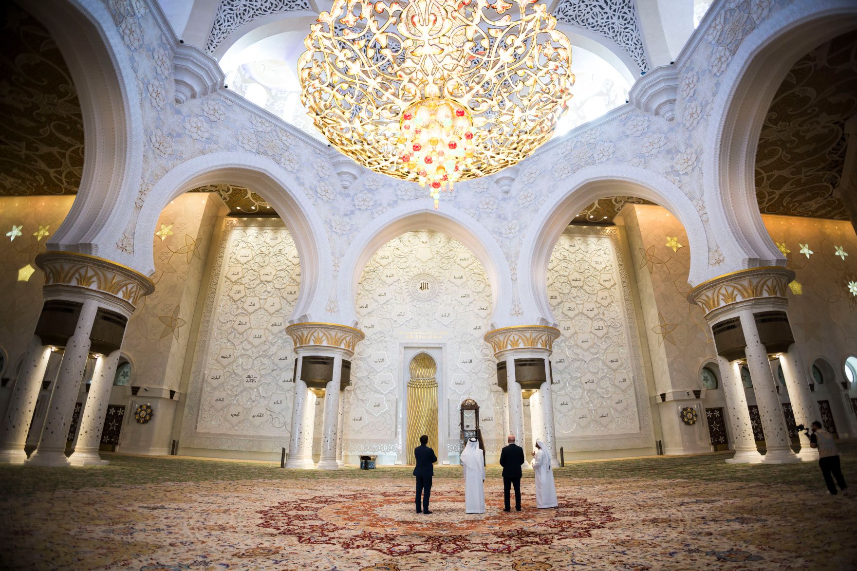 Am 8. Mai 2026 setzte Bundeskanzler Christian Stocker (m.r.) seinen mehrt&auml;gigem Arbeitsbesuch in den Vereinigten Arabische Emiraten fort. Im Bild beim Besuch der Scheich-Zayid-Moschee.