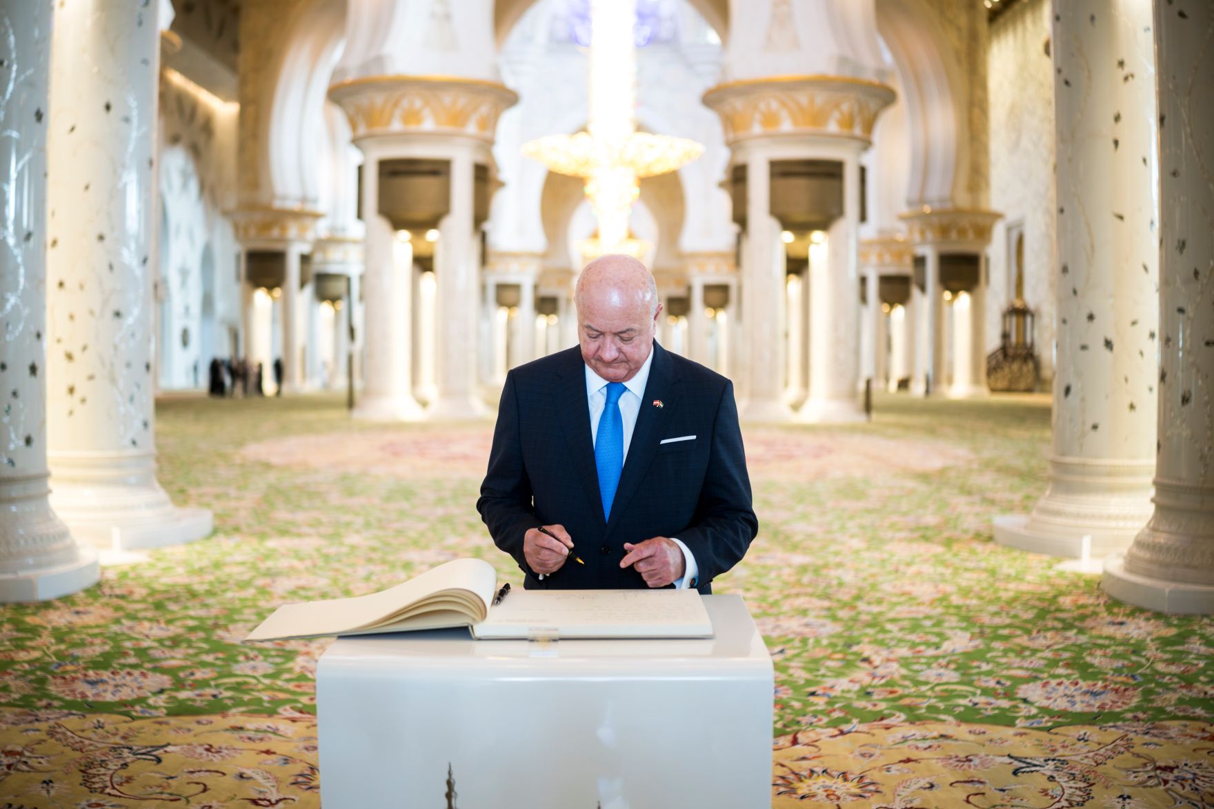 Am 8. Mai 2026 setzte Bundeskanzler Christian Stocker (im Bild) seinen mehrt&auml;gigem Arbeitsbesuch in den Vereinigten Arabische Emiraten fort. Im Bild beim Besuch der Scheich-Zayid-Moschee.