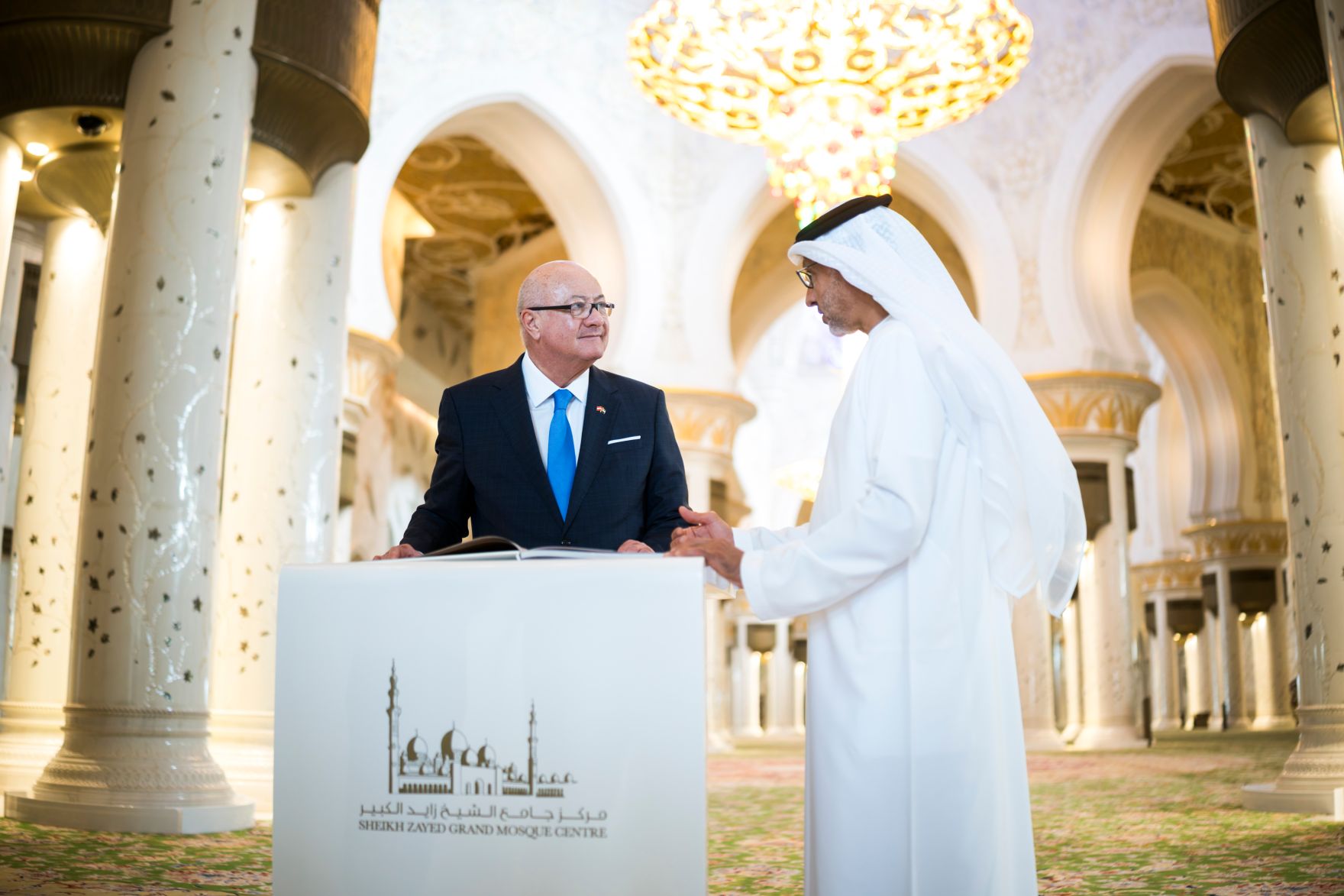 Am 8. Mai 2026 setzte Bundeskanzler Christian Stocker (l.) seinen mehrt&auml;gigem Arbeitsbesuch in den Vereinigten Arabische Emiraten fort. Im Bild beim Besuch der Scheich-Zayid-Moschee.