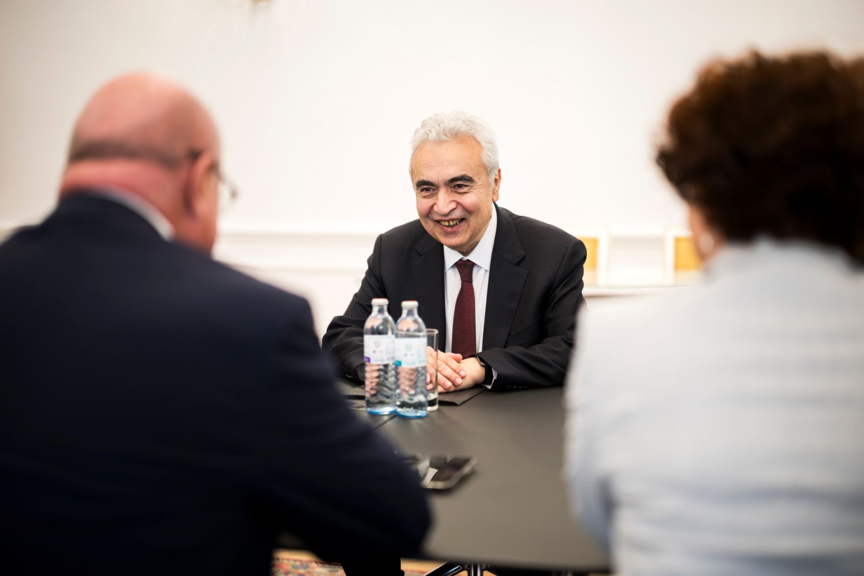 Am 11. Mai 2026 empfing Bundeskanzler Christian Stocker (l.) den Vorsitzenden der Internationalen Energieagentur der OECD, Fatih Birol (m.) zu einem Arbeitsgespr&auml;ch im Bundeskanzleramt.