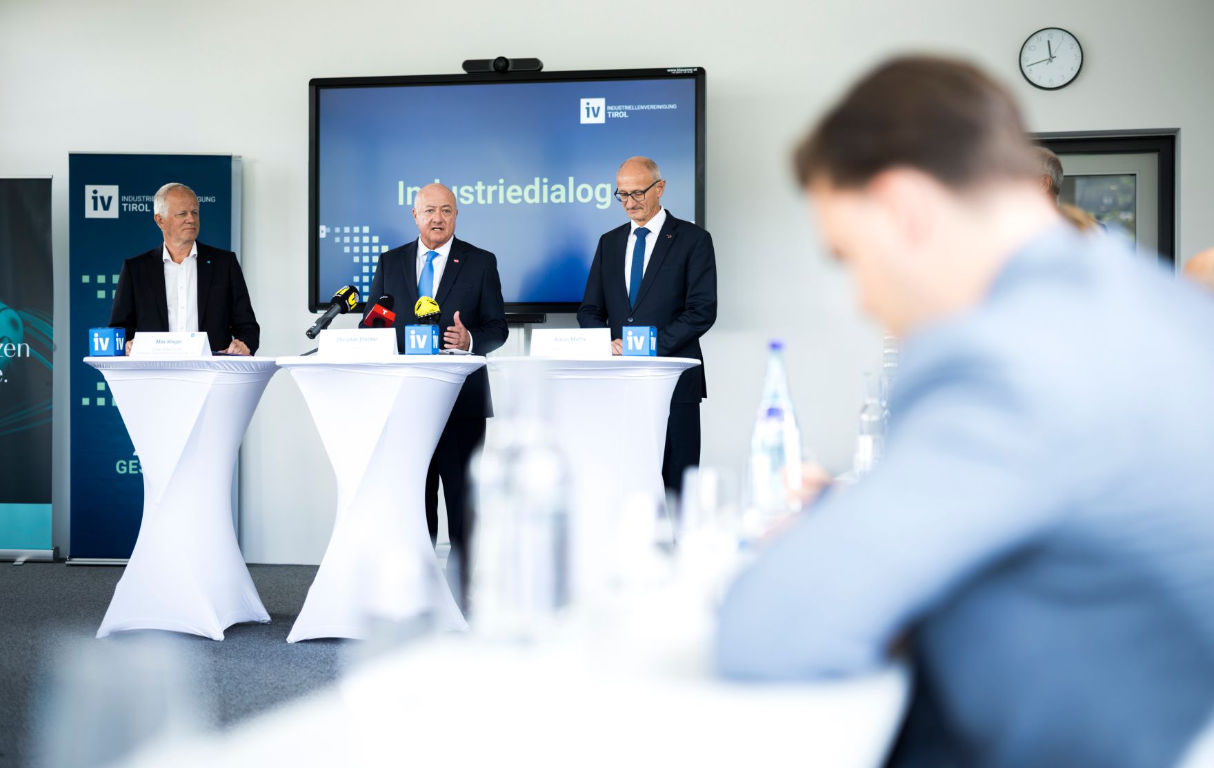 Am 12. Mai 2026 nahm Bundeskanzler Christian Stocker im Rahmen seines Bundesl&auml;ndertages an einem Industriedialog teil. Im Bild (v.l.n.r.) Max Kloger, Pr&auml;sident der Industriellenvereinigung Tirol, Bundeskanzler Christian Stocker und Landeshauptmann Anton Mattle.