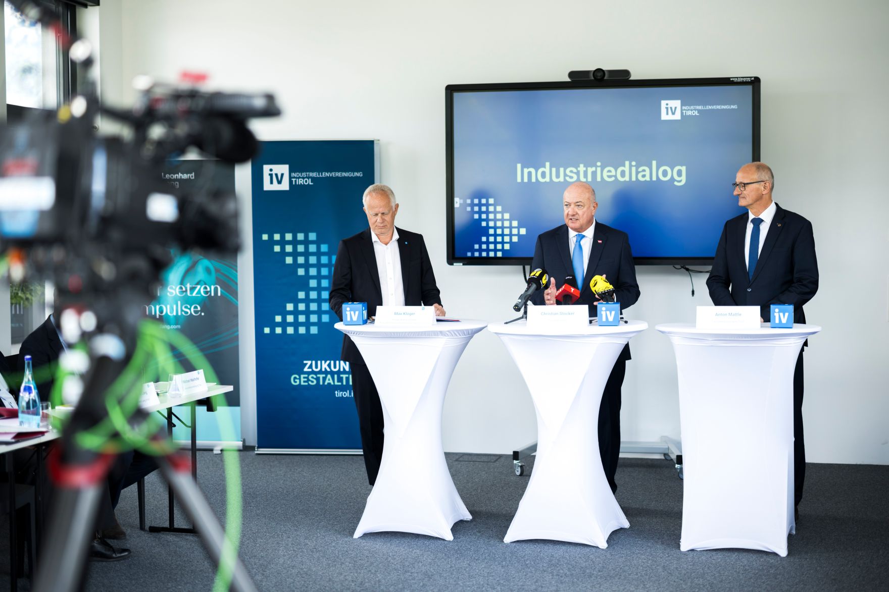 Am 12. Mai 2026 nahm Bundeskanzler Christian Stocker im Rahmen seines Bundesl&auml;ndertages an einem Industriedialog teil. Im Bild (v.l.n.r.) Max Kloger, Pr&auml;sident der Industriellenvereinigung Tirol, Bundeskanzler Christian Stocker und Landeshauptmann Anton Mattle.